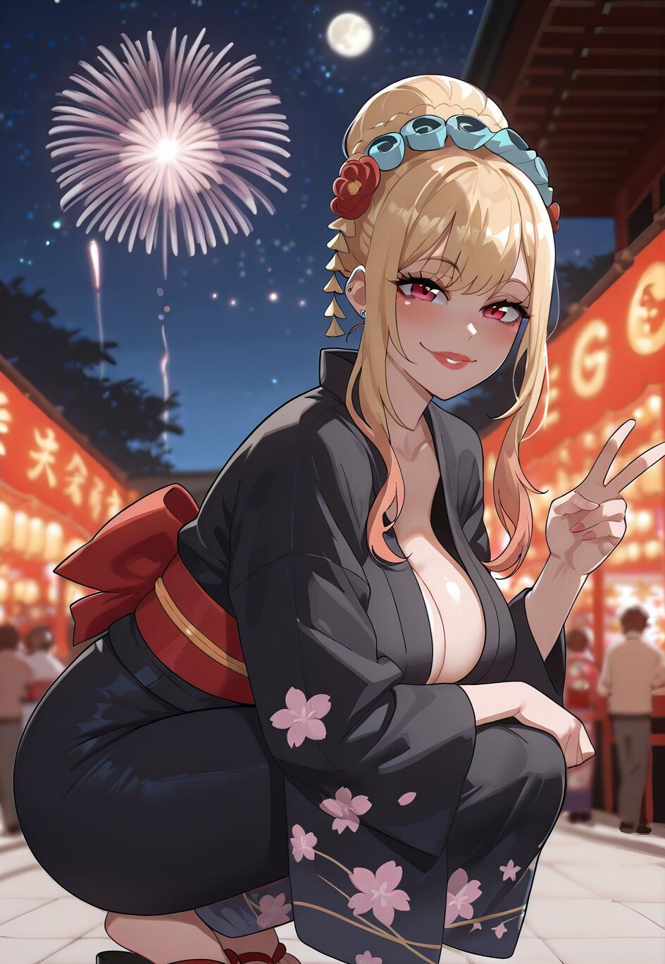 Marin Kitagawa aus „My Dress-Up Darling“ hockt in einem schwarzen Yukata mit rosa Blumen auf einem Nachtfest, lächelt und formt mit ihren Fingern ein Friedenszeichen, während ein Feuerwerk am Himmel explodiert.