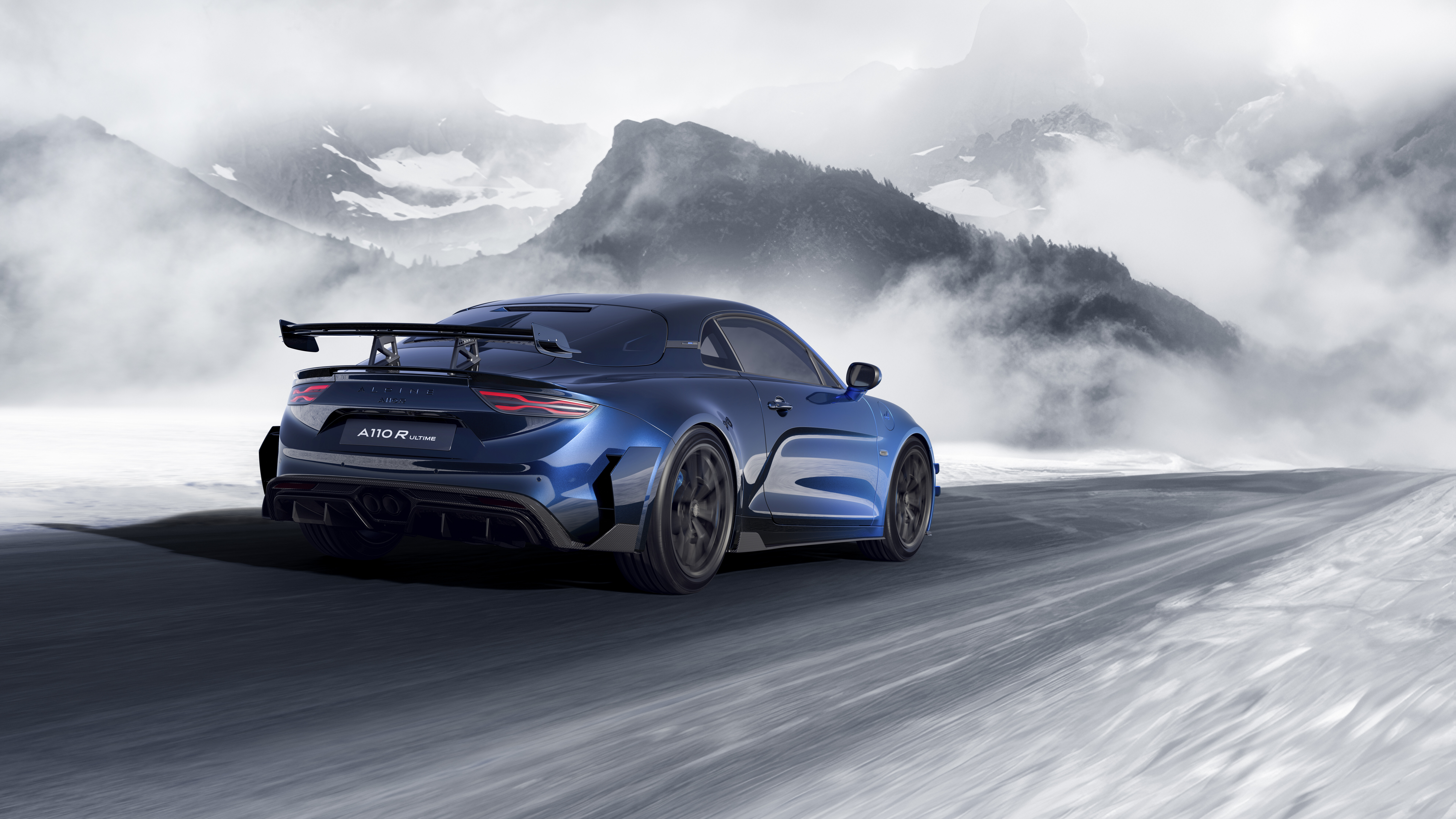 Eine detaillierte Ansicht des Alpine A110 R Ultime Sportwagens, die sein aerodynamisches Design und die hochwertige Verarbeitung hervorhebt.