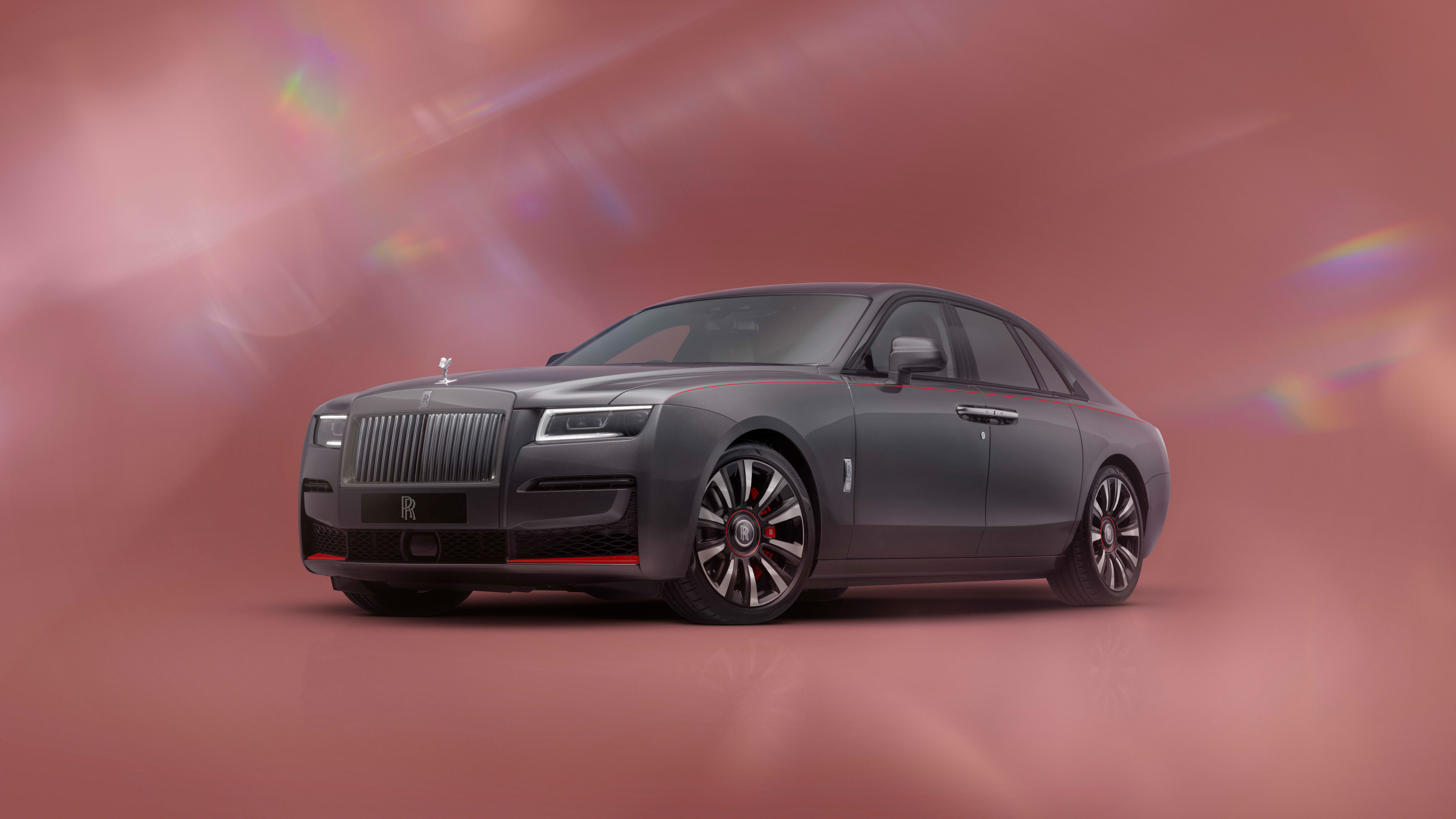 Ein luxuriöser und eleganter Rolls-Royce Ghost, der erstklassiges Automobildesign verkörpert.