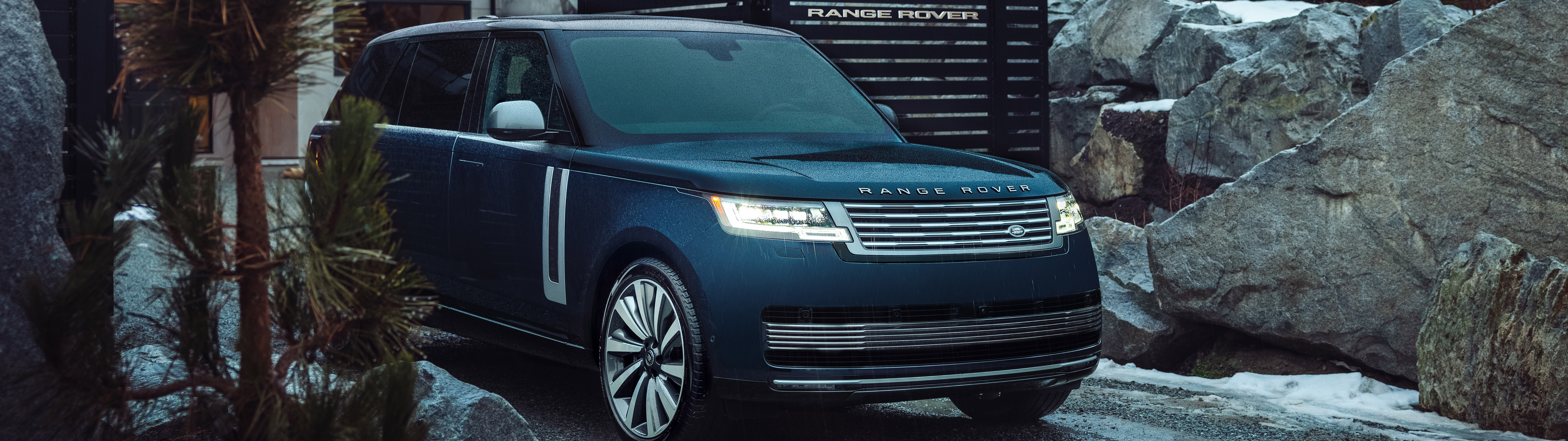 Ein elegantes und luxuriöses Range Rover SV-Automobil mit einer hochwertigen Metallic-Lackierung und modernem Design.