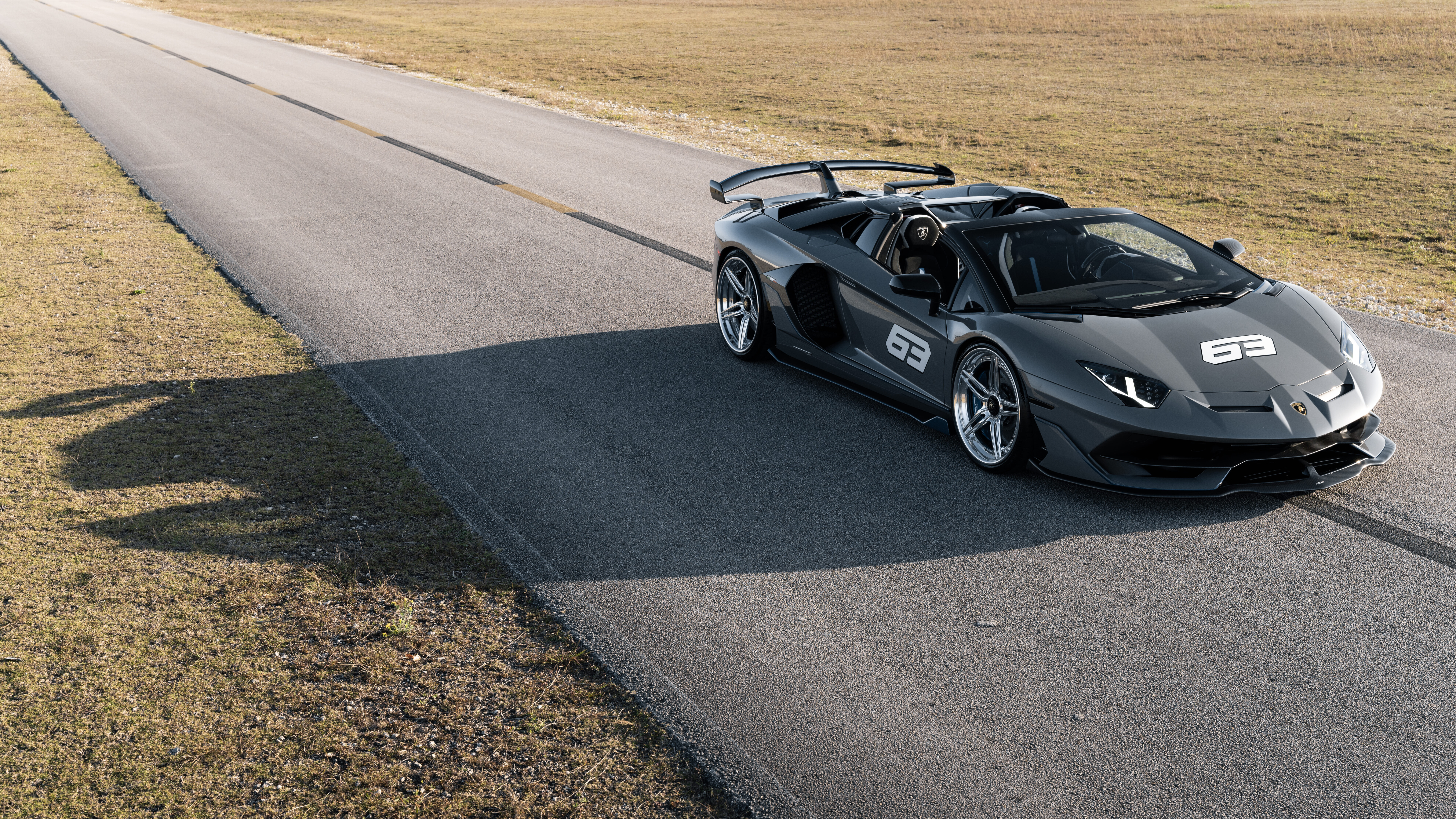 Eine hochauflösende Aufnahme eines Lamborghini Huracan, die das aerodynamische Design und die elegante Karosserie dieses Supersportwagens hervorhebt.