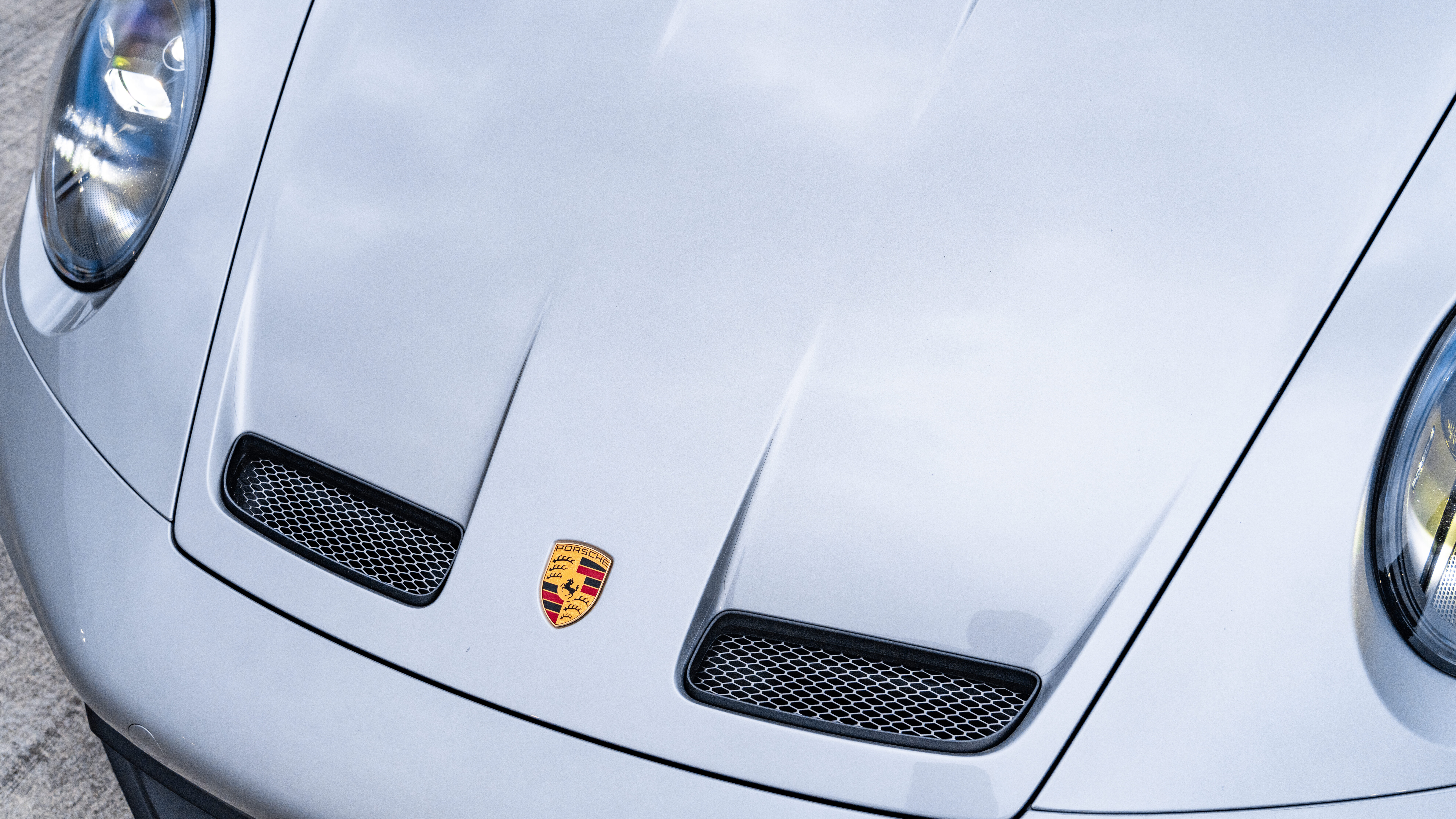 Ein hochleistungsstarker Porsche GT3 RS Sportwagen, der sein elegantes, aerodynamisches Design präsentiert.