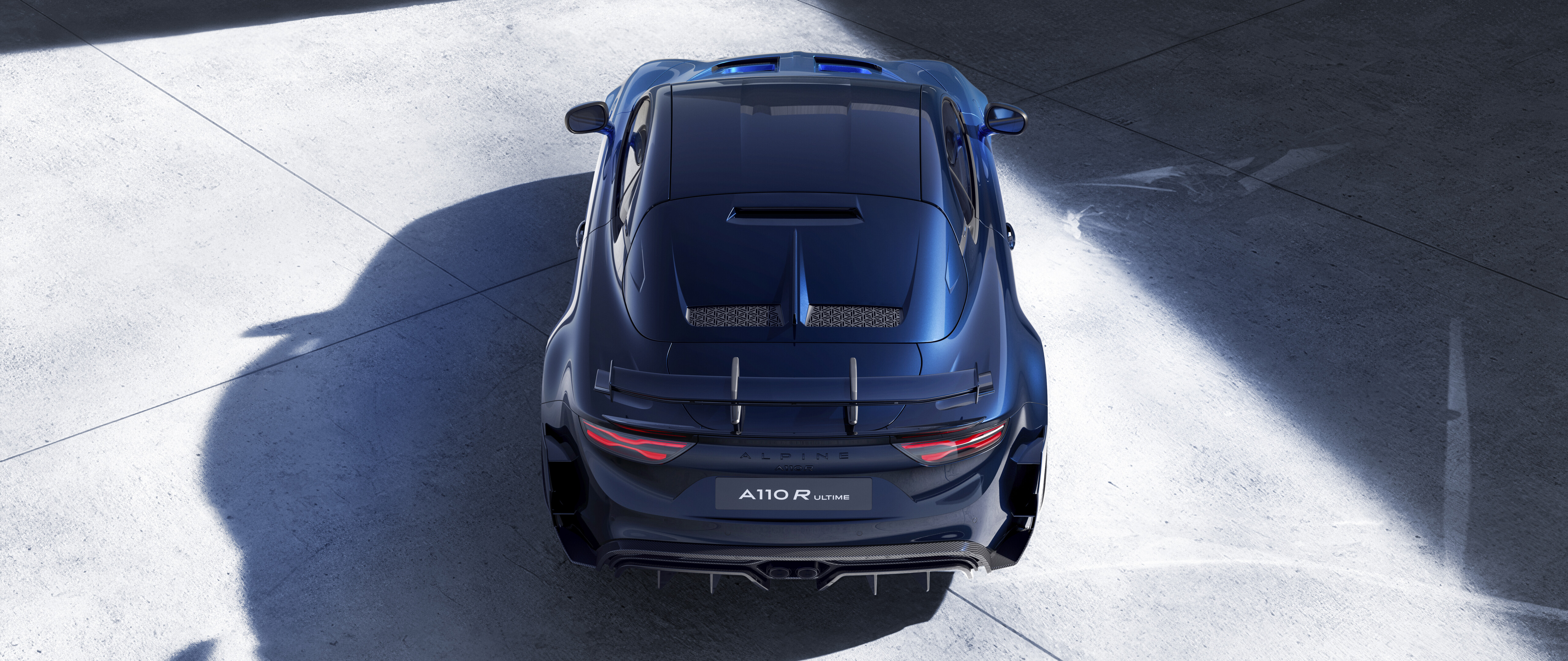 Eine detaillierte Ansicht des Alpine A110 R Ultime Sportwagens, die sein elegantes, aerodynamisches Design und seine sportliche Ästhetik hervorhebt.