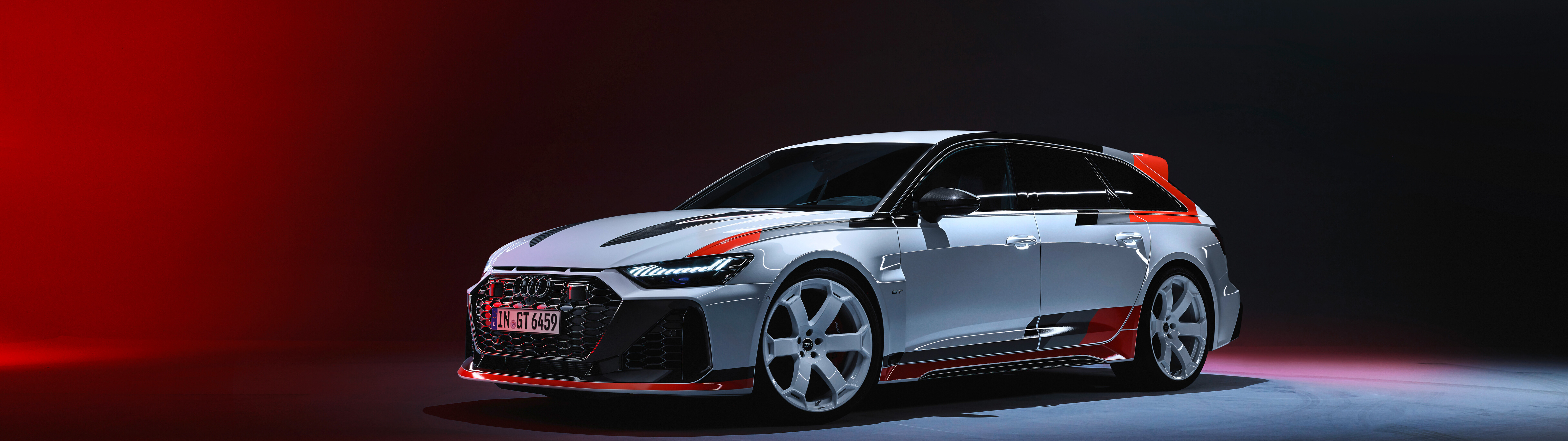 Ein leistungsstarker Audi RS6 Avant GT, ein luxuriöses Fahrzeug mit auffälligem, sportlichem Design und einer eleganten Metallic-Lackierung.