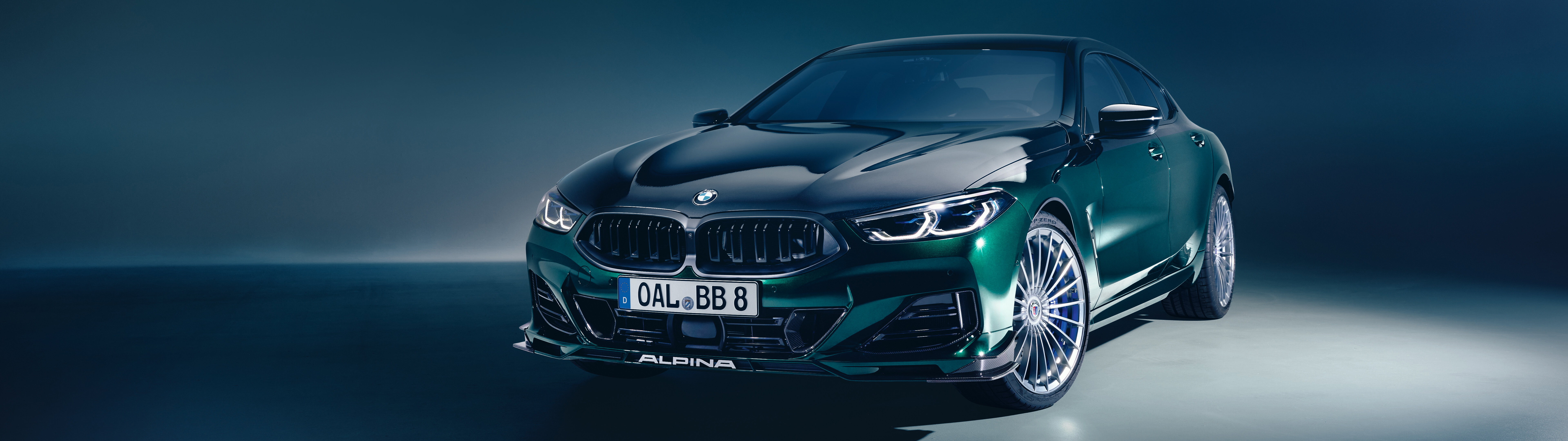 Ein elegantes und leistungsstarkes BMW Alpina B8 Luxus-Sportcoupé, präsentiert in einem professionellen Automobil-Ambiente.