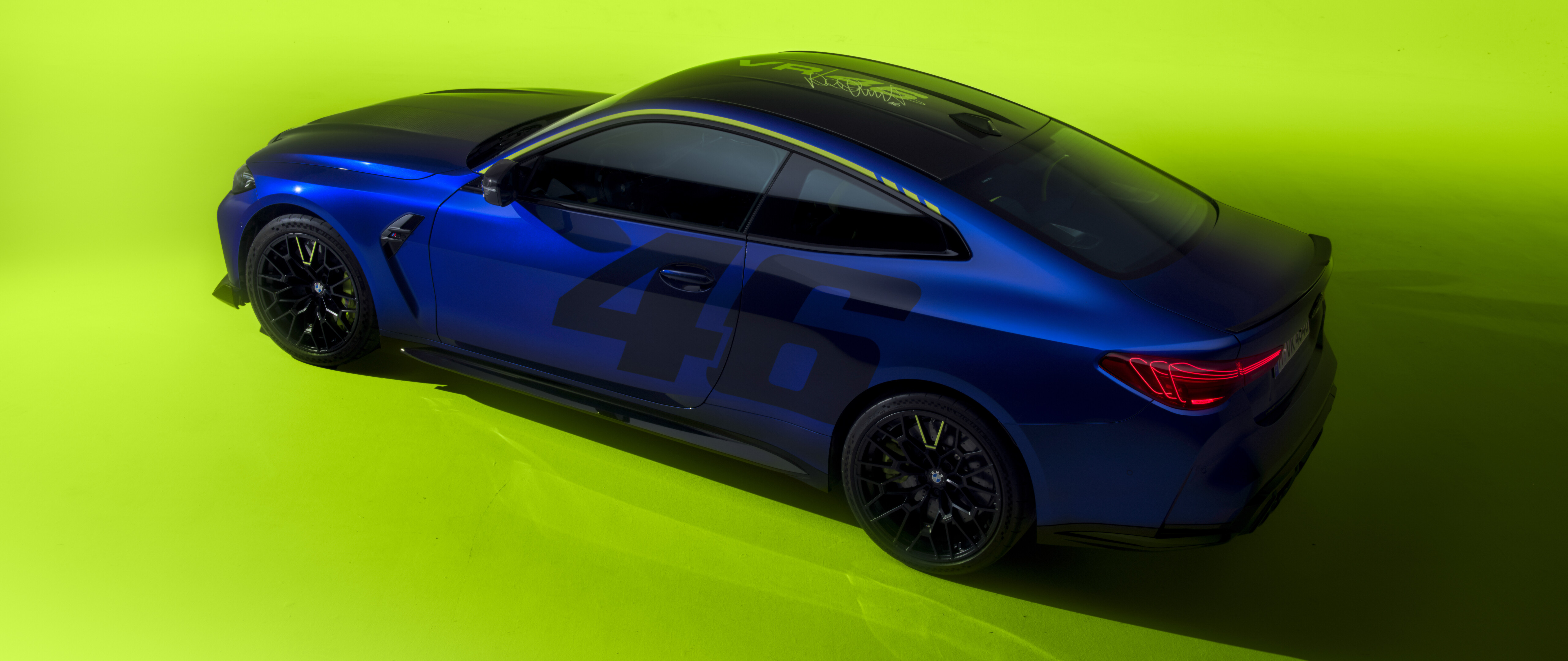 Ein elegantes BMW M4 CS Edition-Modell mit dem gelb-schwarzen VR46-Valentino-Rossi-Renndesign und den entsprechenden Aufklebern.