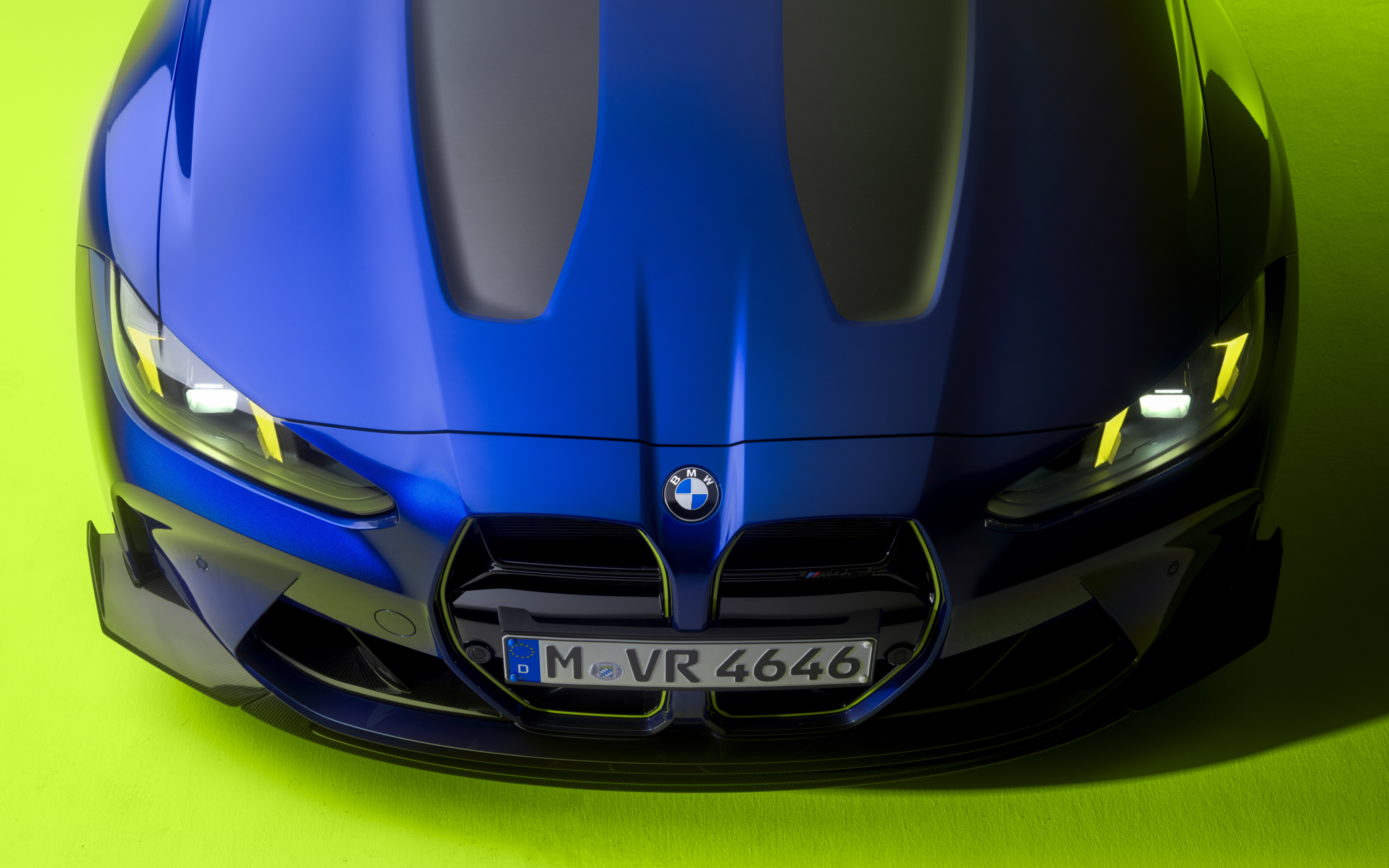 BMW M4 CS Edition mit dem legendären gelb-blauen VR46-Design, das an den MotoGP-Star Valentino Rossi erinnert.