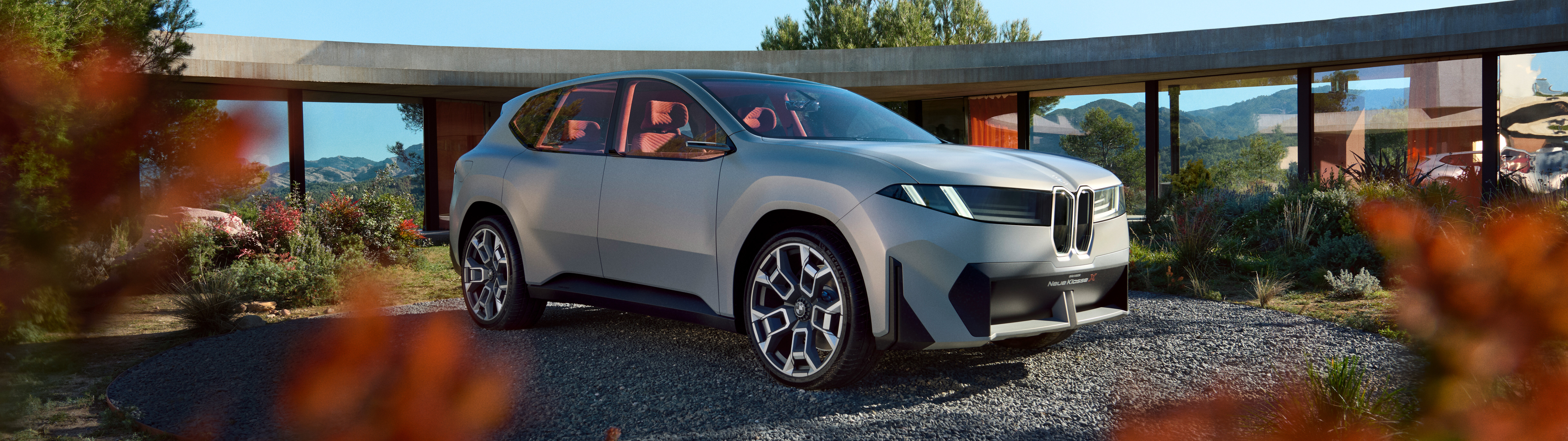 Ein futuristisches, elektrisch angetriebenes Konzeptfahrzeug der BMW Vision Neue Klasse X mit modernem, aerodynamischem Design.