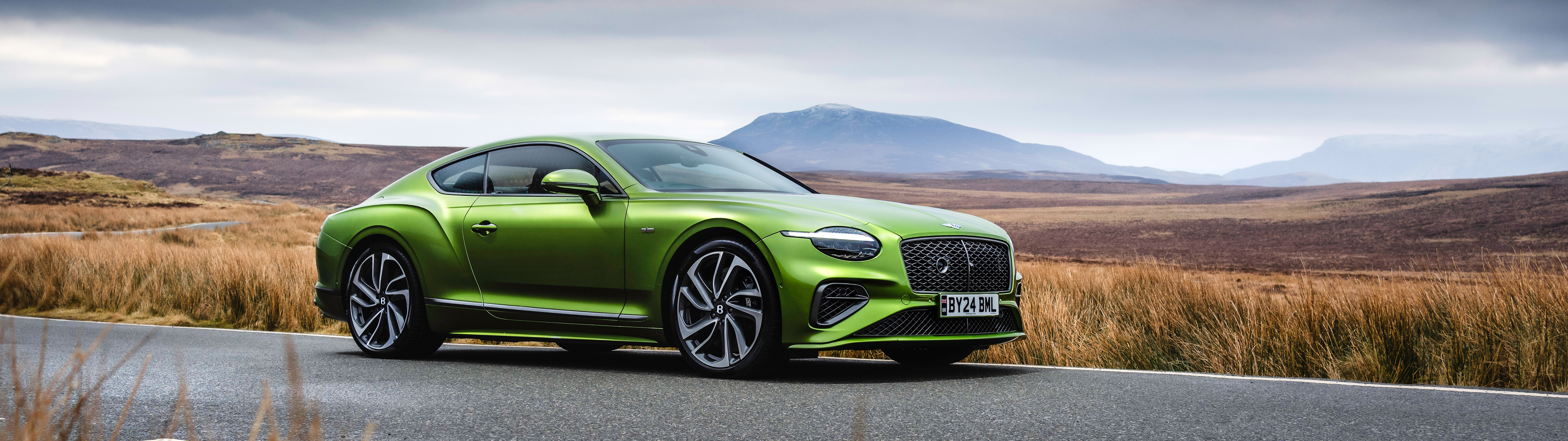 Ein luxuriöser, grüner Bentley Continental GT Speed steht an einem professionell gestalteten Ort und präsentiert sein elegantes Design und die metallische Lackierung.
