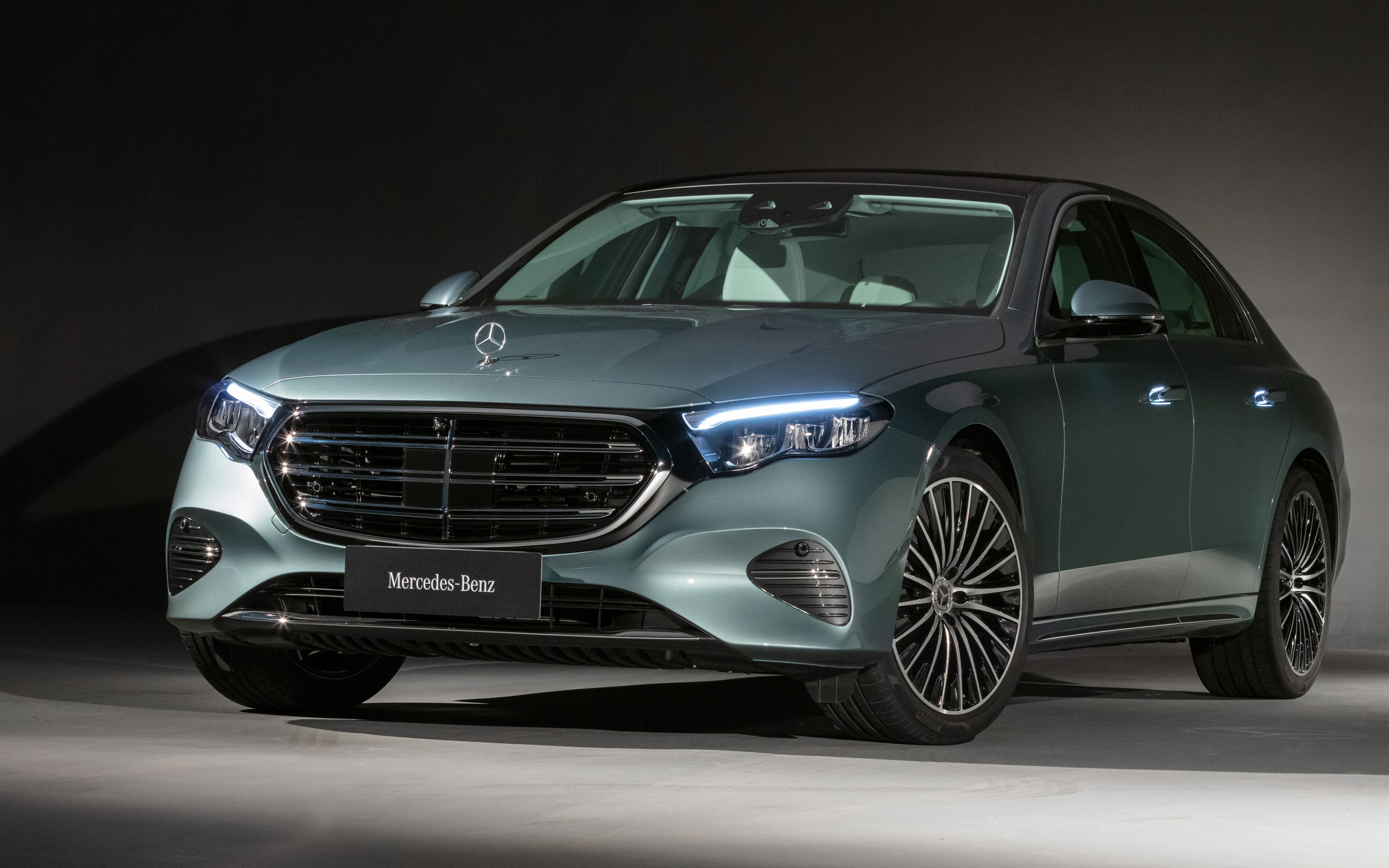 Eine hochauflösende Aufnahme einer luxuriösen Mercedes-Benz E-Klasse Limousine.