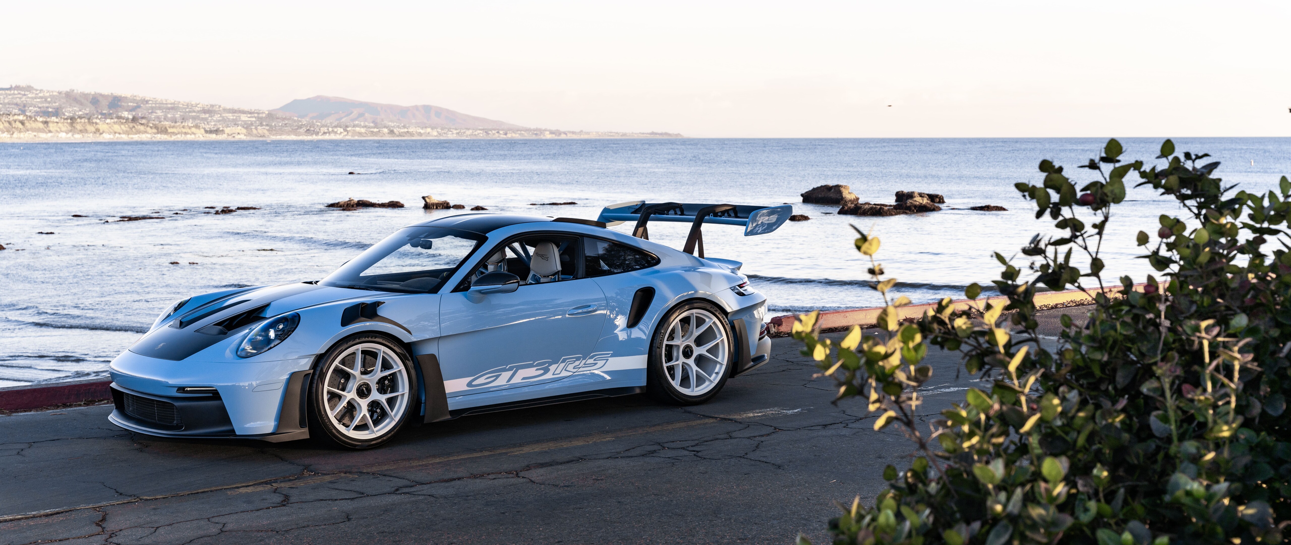 Ein leistungsstarker Porsche-Sportwagen mit einem eleganten, aerodynamischen Design.