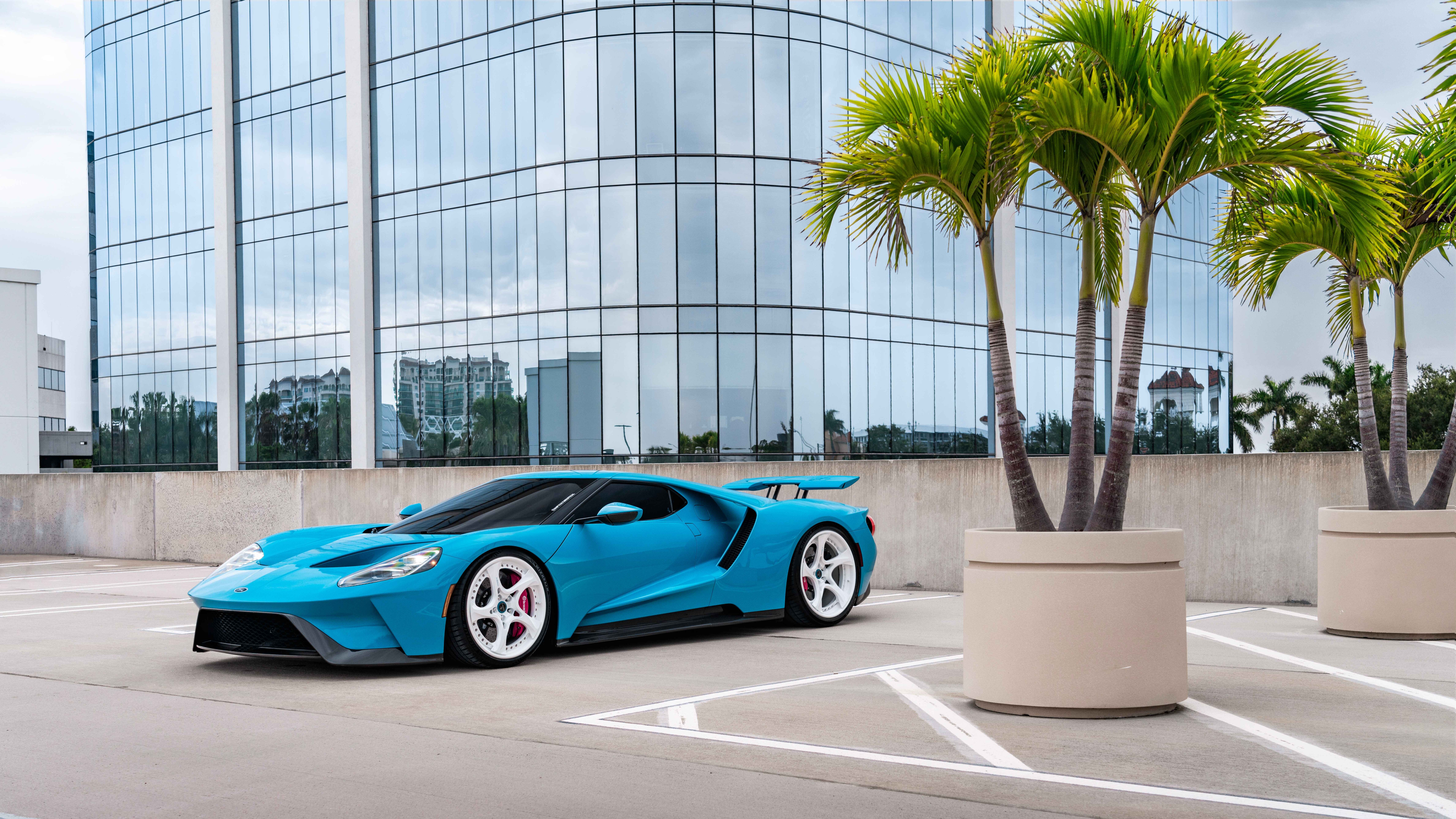 Ein elegantes und leistungsstarkes Ford GT-Supersportwagen-Modell, das sich durch seine charakteristische aerodynamische Karosserie und sein hochmodernes Design auszeichnet.