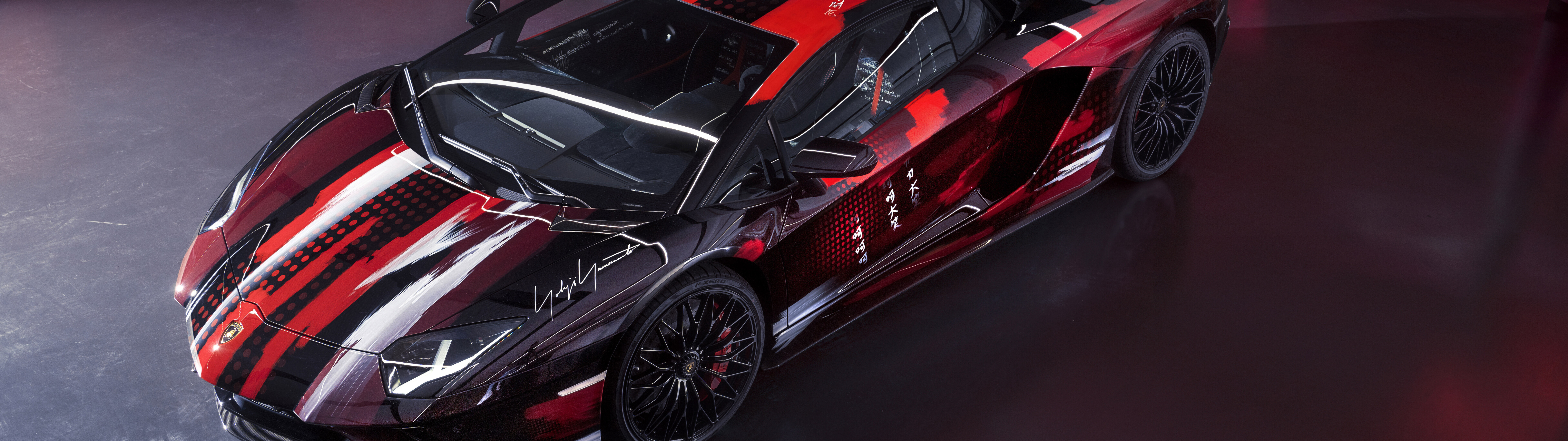 Ein elegantes und leistungsstarkes Lamborghini Aventador S-Sportwagenmodell, das sein aerodynamisches Design präsentiert.