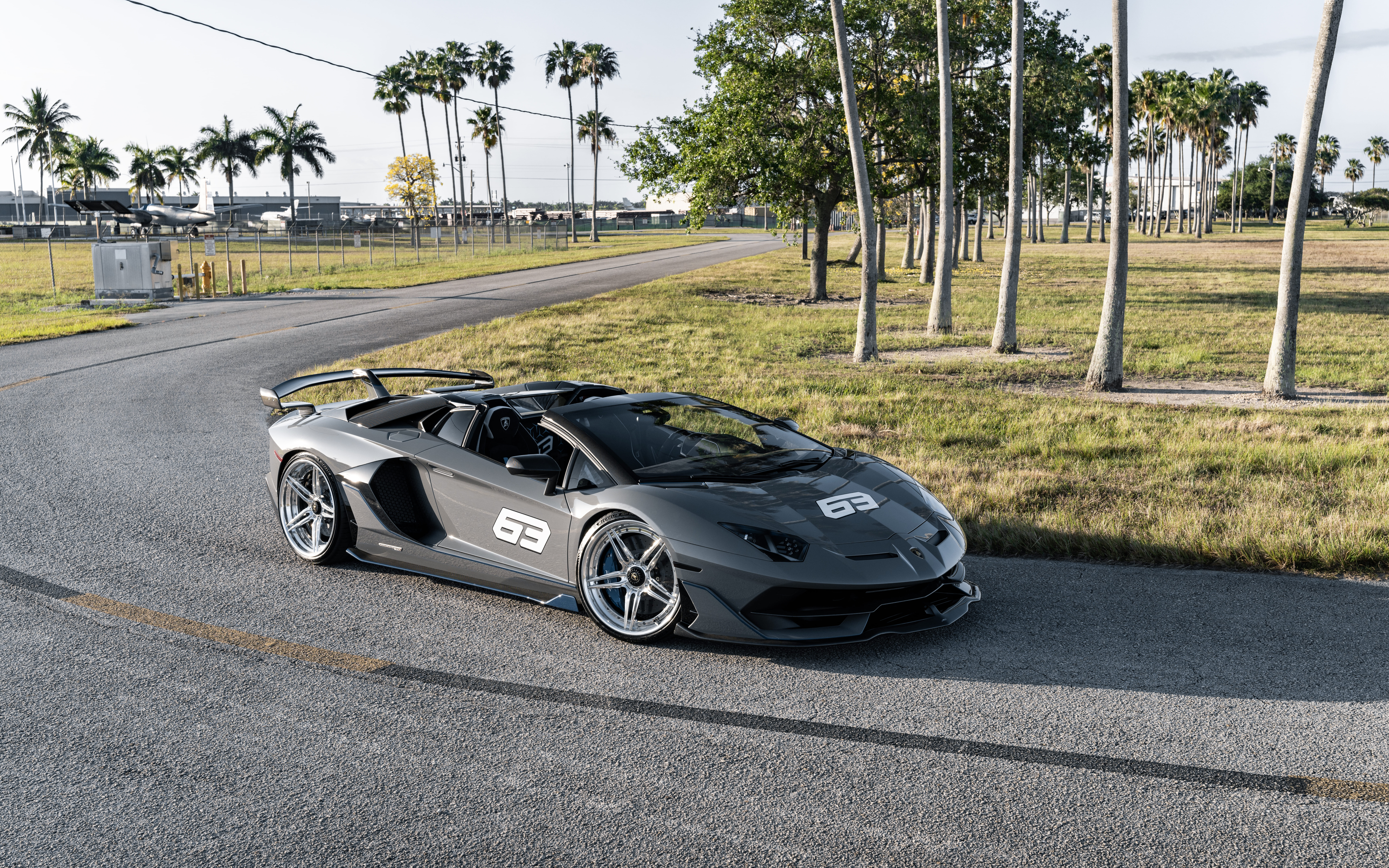 Ein elegantes und leistungsstarkes Lamborghini Huracan-Sportwagen-Modell, das sein aerodynamisches Design und die markante Frontpartie zur Geltung bringt.