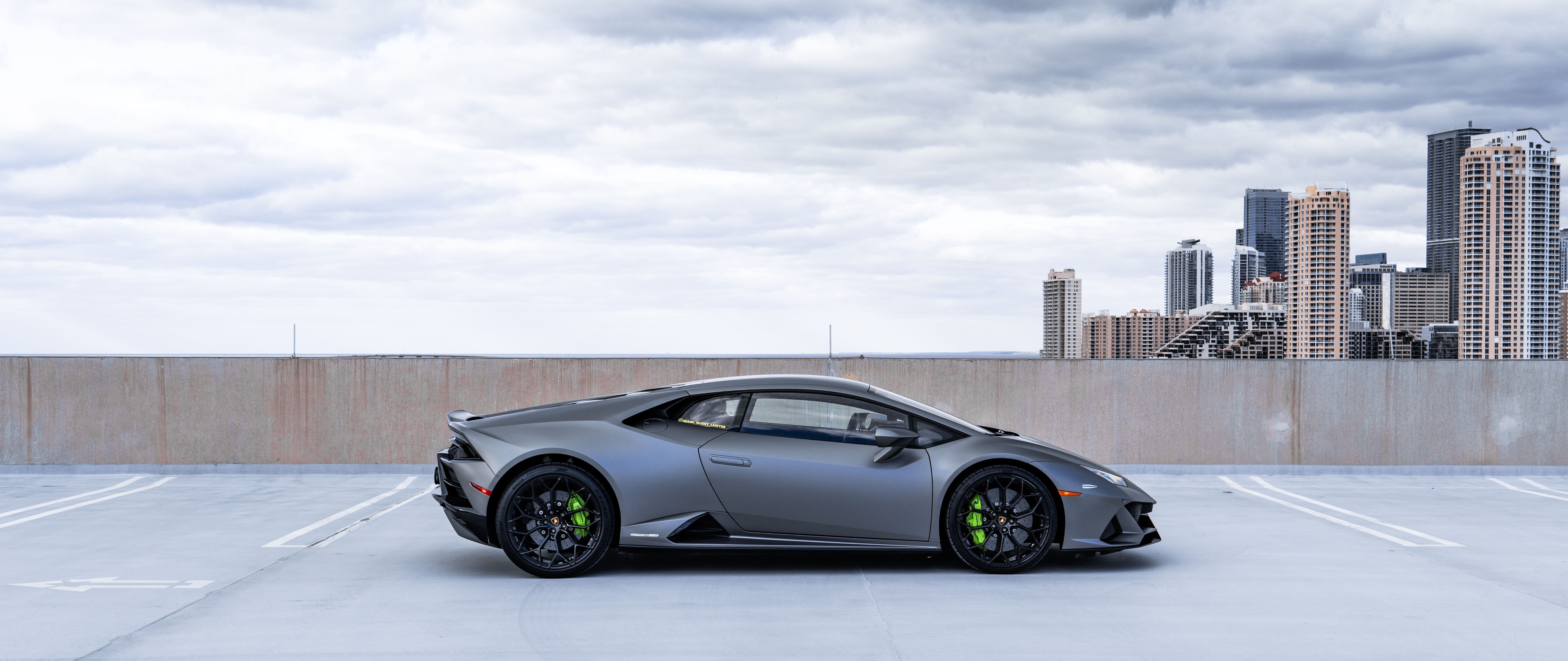 Ein elegantes und leistungsstarkes Lamborghini Huracán-Sportwagenmodell, das in einem professionellen Umfeld präsentiert wird.