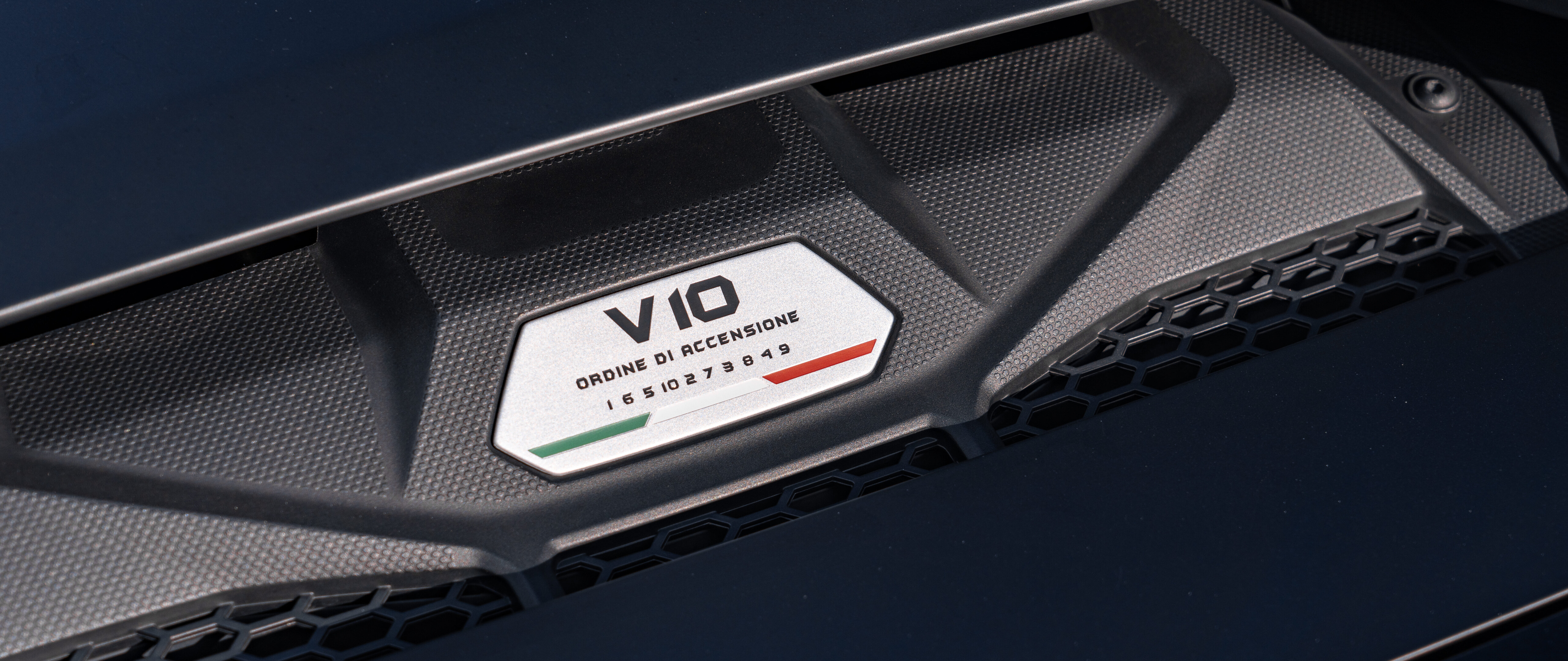 Ein elegantes Lamborghini Huracán-Sportwagen-Modell, das in hoher Detailgenauigkeit dargestellt wird und sein aerodynamisches Design sowie seine dynamische Formensprache hervorhebt.