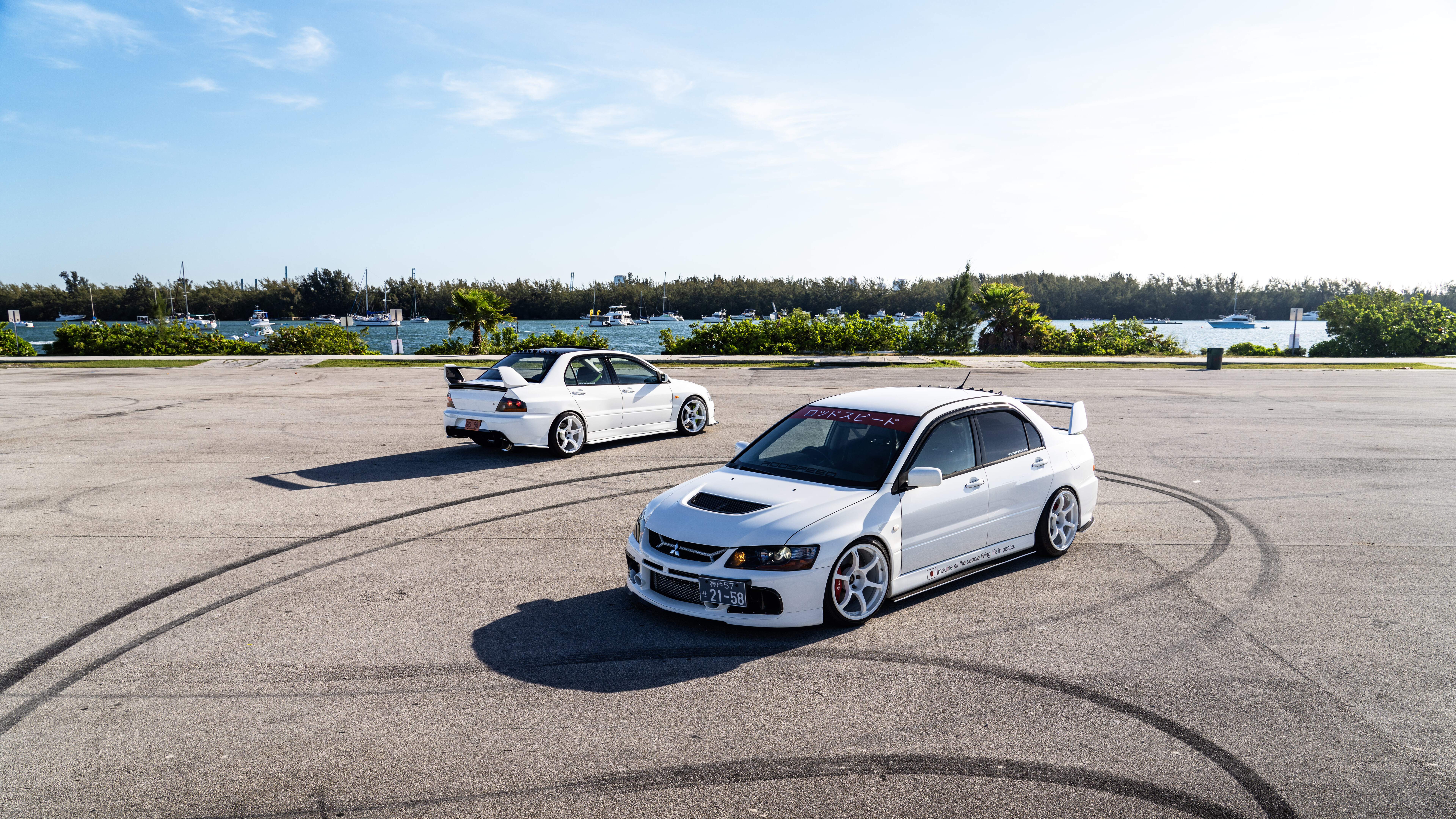 Eine detaillierte Ansicht eines Mitsubishi Lancer Evolution IX, eines sportlichen Viertürers, die sein aerodynamisches Design hervorhebt.