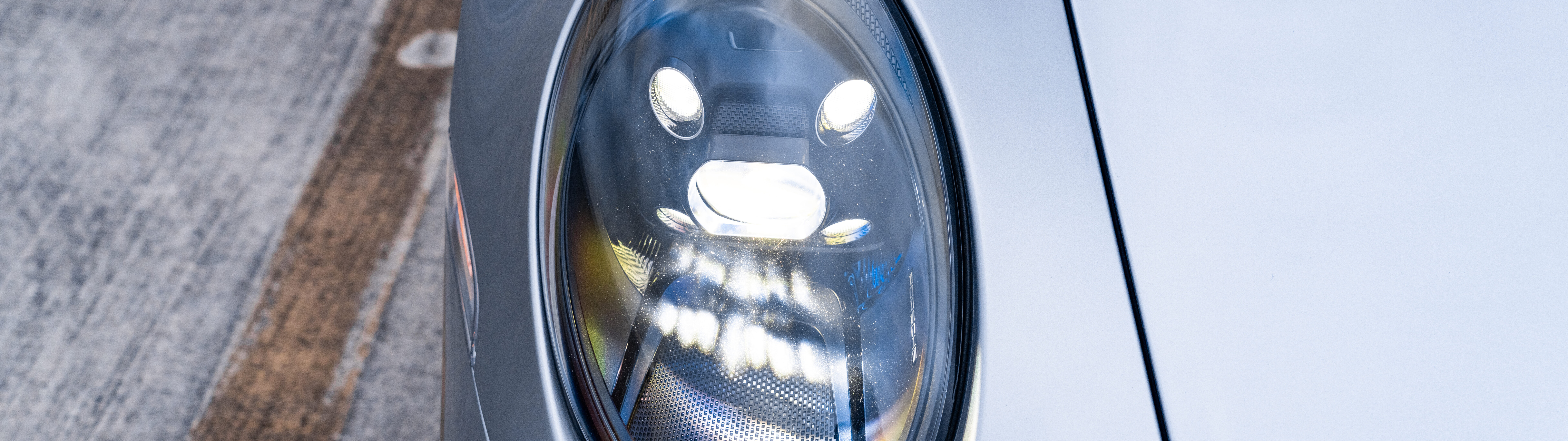 Ein hochleistungsstarker Porsche GT3 RS Sportwagen mit einer dynamischen, aerodynamisch optimierten Karosserie und einem unverwechselbaren, vom Rennsport inspirierten Design.