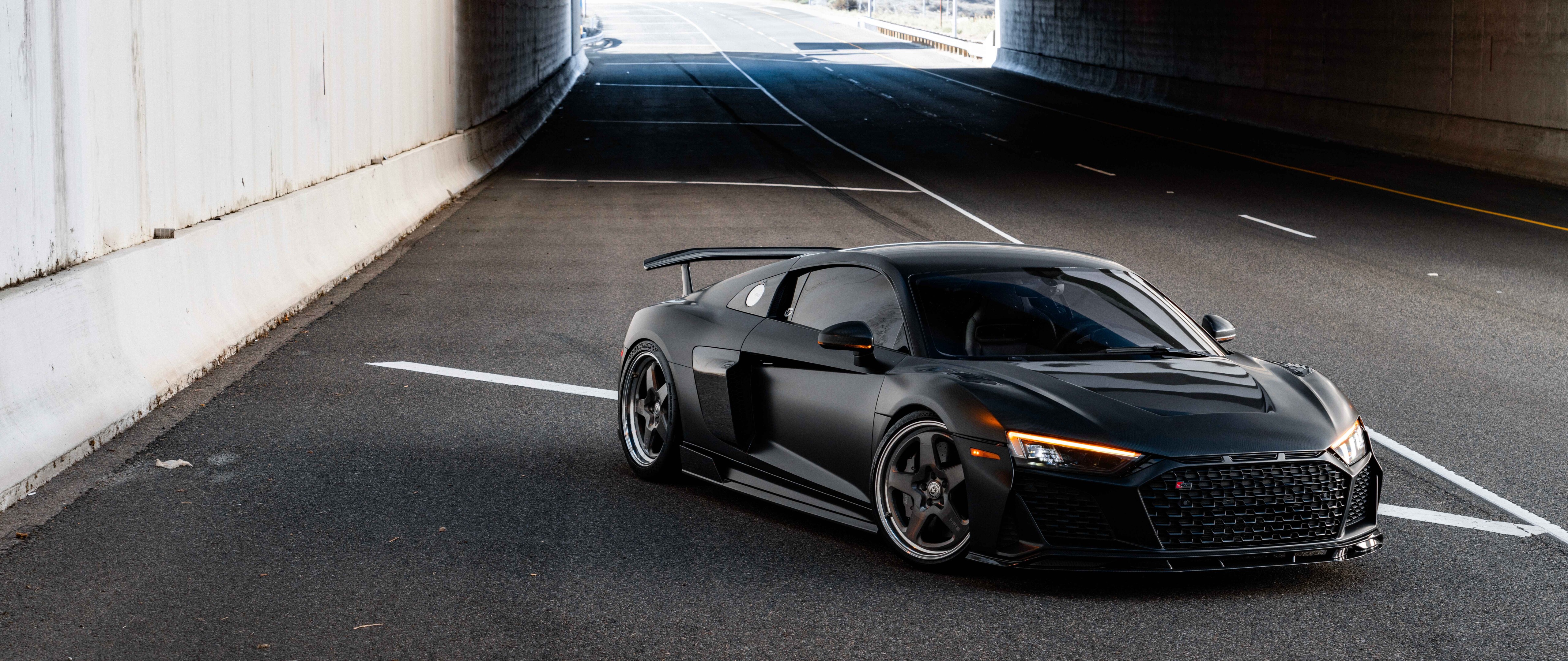 Eine Nahaufnahme eines eleganten und modernen Luxusautos von Audi mit einer glänzenden Außenlackierung.