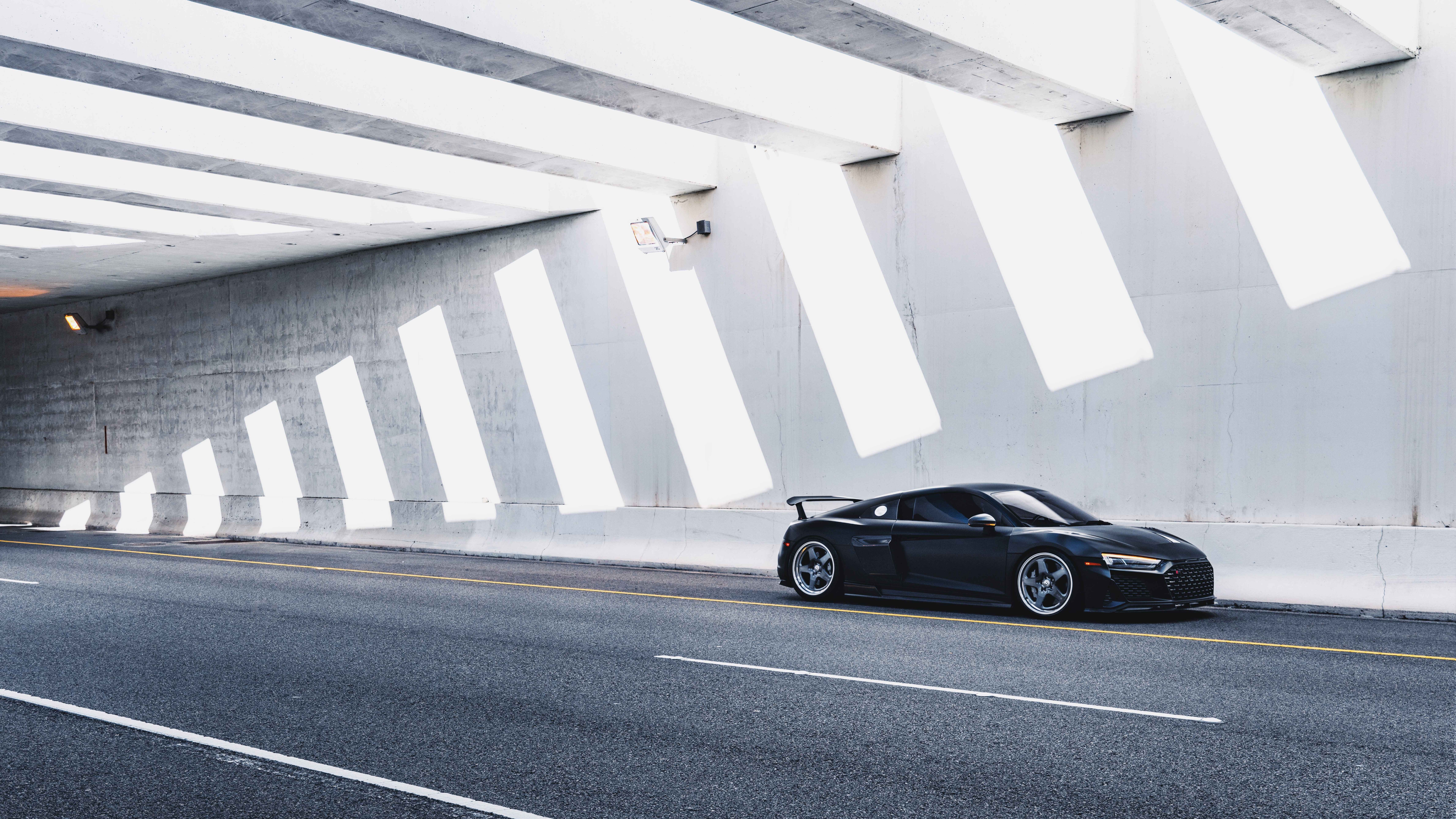 Eine Nahaufnahme eines eleganten, modernen Luxusautos von Audi, die seine ansprechenden Linien und die glänzende Außenlackierung hervorhebt.