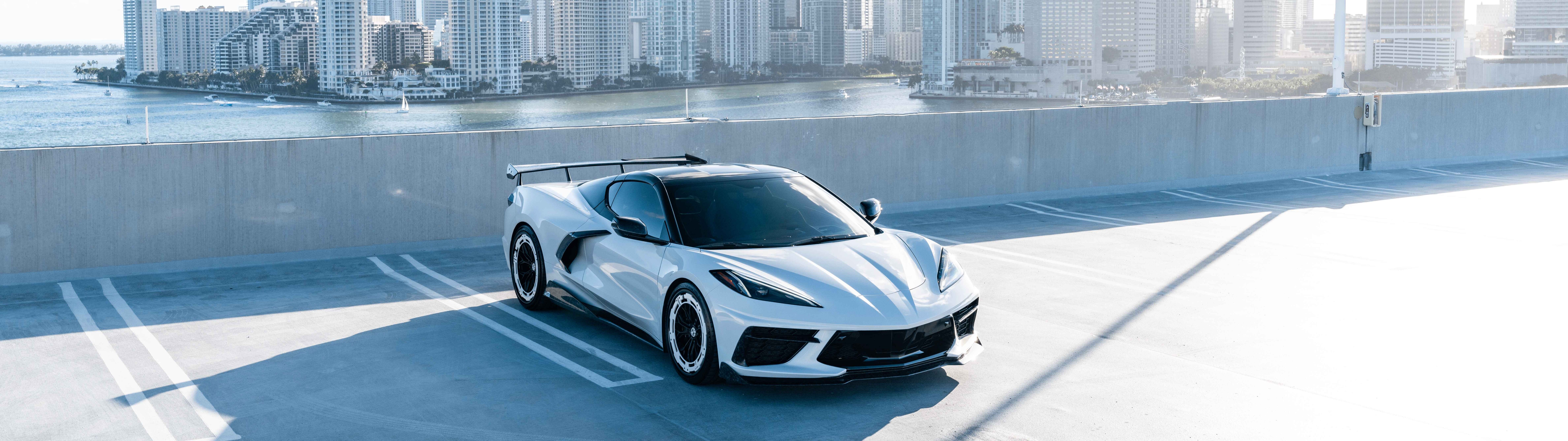 Ein leistungsstarker Chevrolet Corvette C8 Sportwagen mit modernem, aerodynamischem Design.