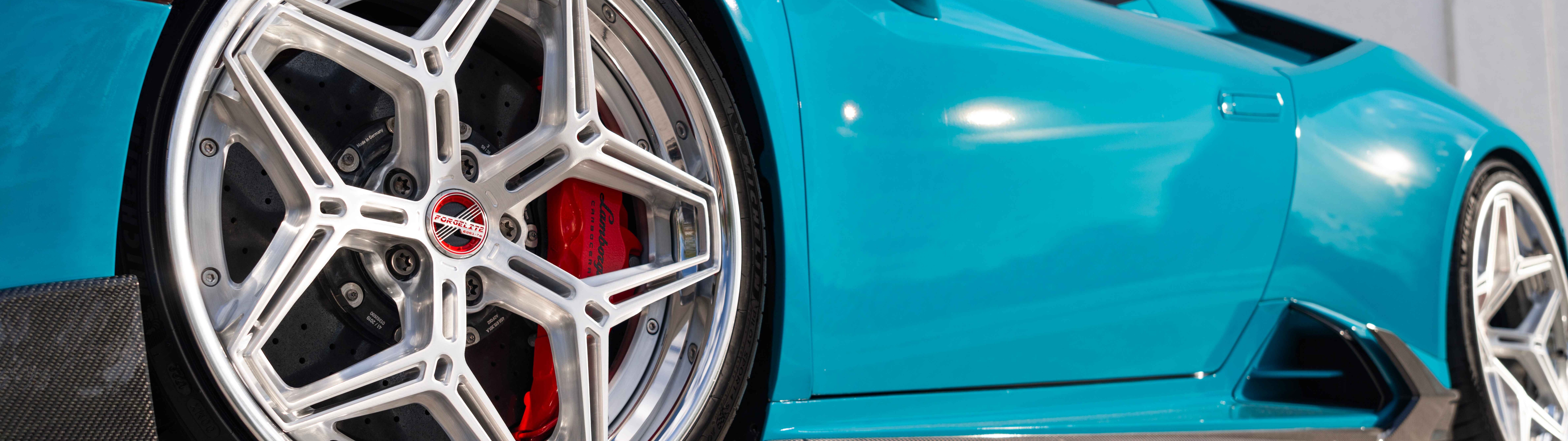 Eine detaillierte Ansicht eines Lamborghini Huracan Evo, die sein aerodynamisches Design und die moderne Formensprache dieses Supersportwagens hervorhebt.