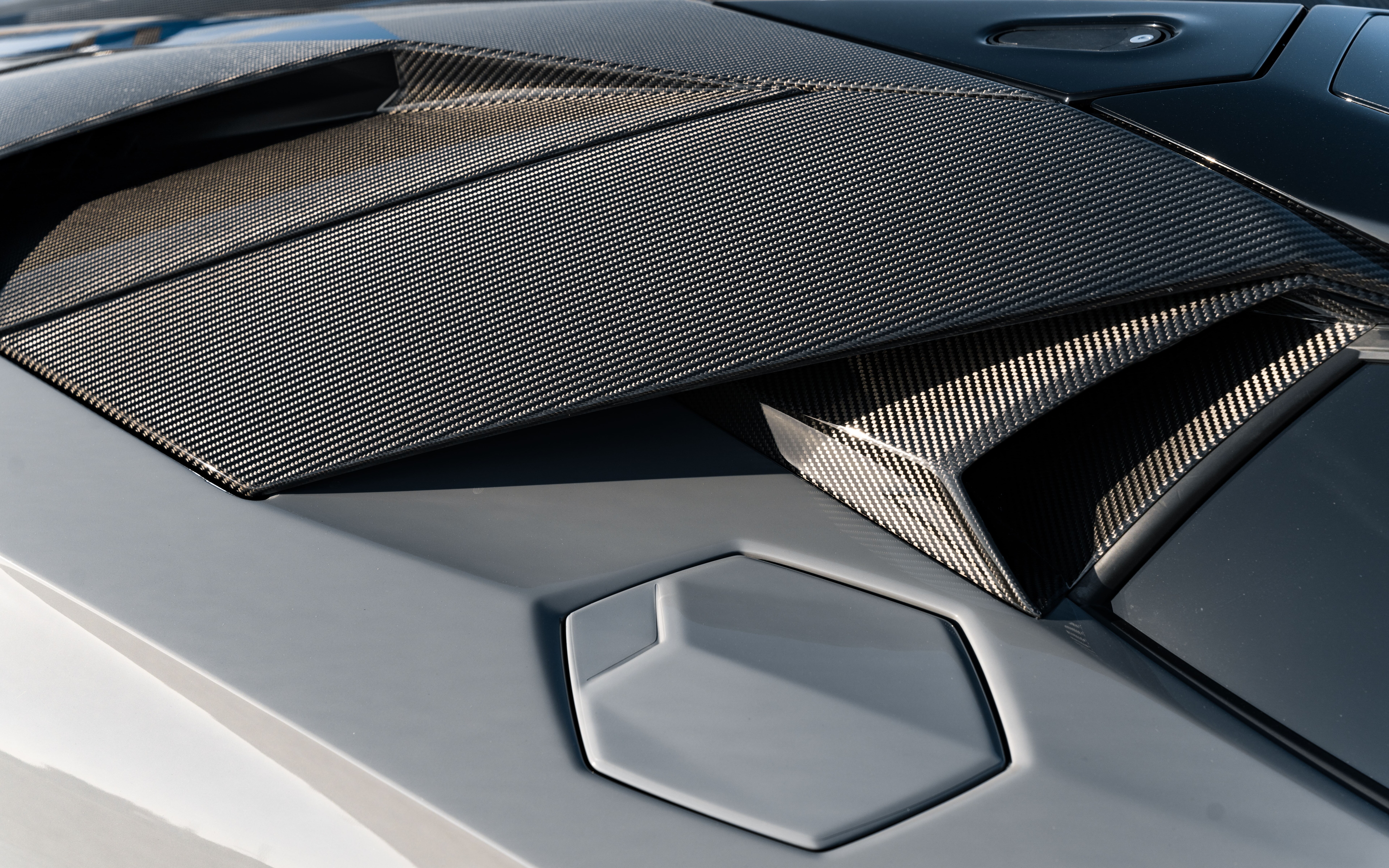 Ein leistungsstarker Lamborghini Huracán, ein Sportwagen mit eleganten, aerodynamischen Linien und einer beeindruckenden Erscheinung.