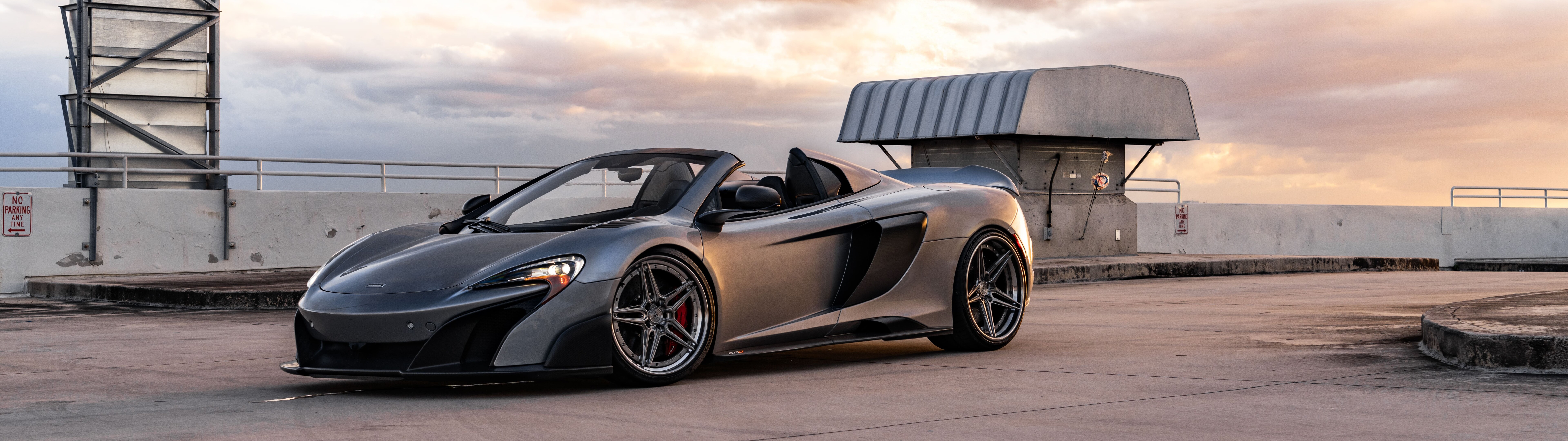 Ein elegantes und aerodynamisch gestaltetes McLaren-Supersportwagen, festgehalten in einer Aufnahme mit hoher Detailgenauigkeit.