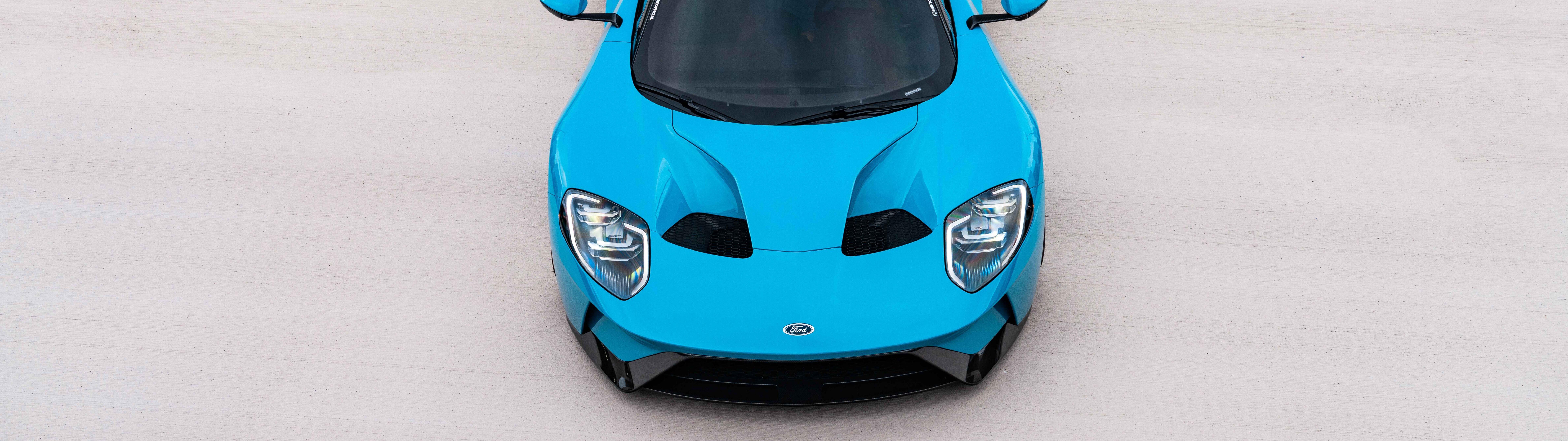Ein elegantes und leistungsstarkes Ford-GT-Supersportwagen mit aerodynamischem Design und einer hochwertigen Lackierung.