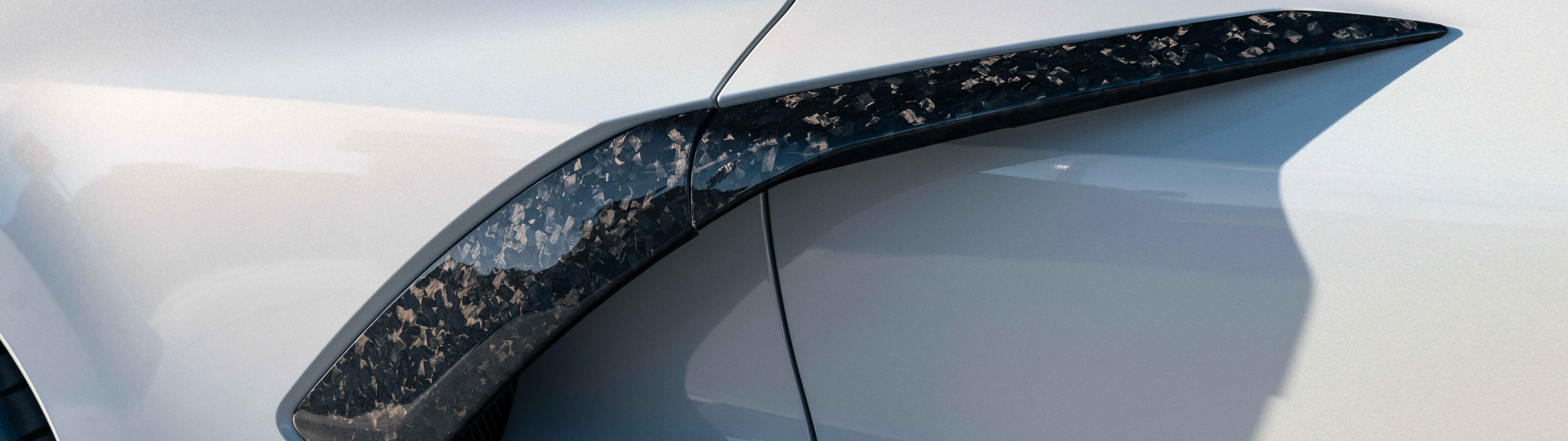 Ein elegantes und leistungsstarkes Chevrolet Corvette C8 Sportwagenmodell, das sein aerodynamisches Design präsentiert.