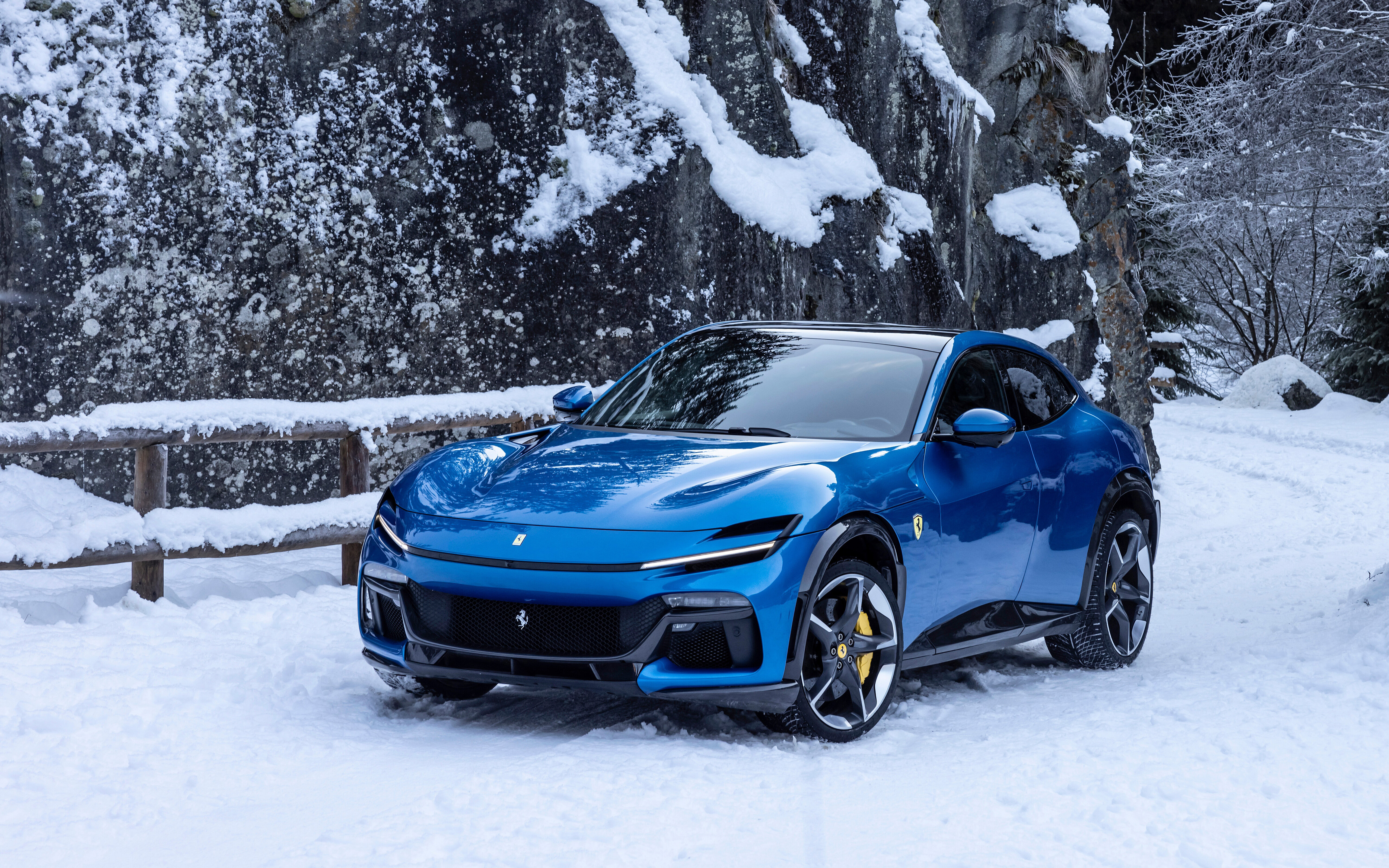 Ein elegantes und auffälliges, blau lackiertes Luxus-Super-SUV vom Typ Ferrari Purosangue.