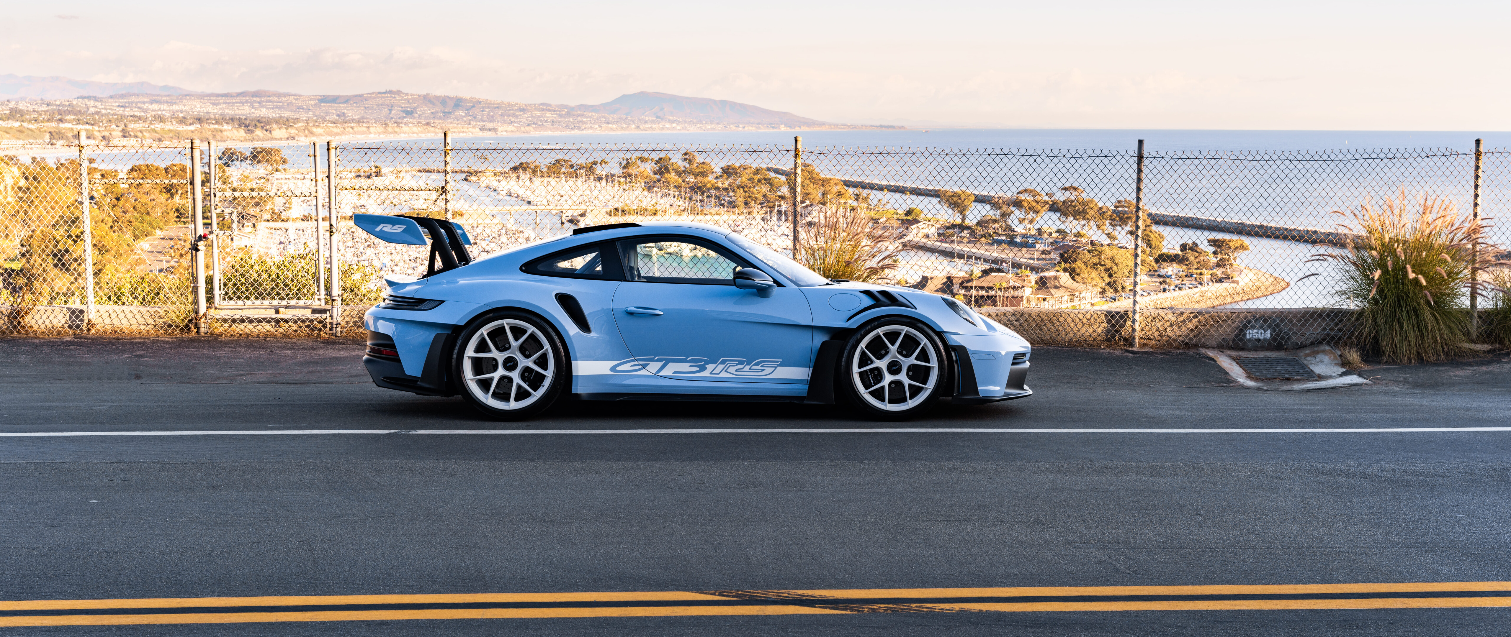 Ein elegantes und hochwertig verarbeitetes Porsche-Sportwagenmodell mit modernem, aerodynamischem Design.