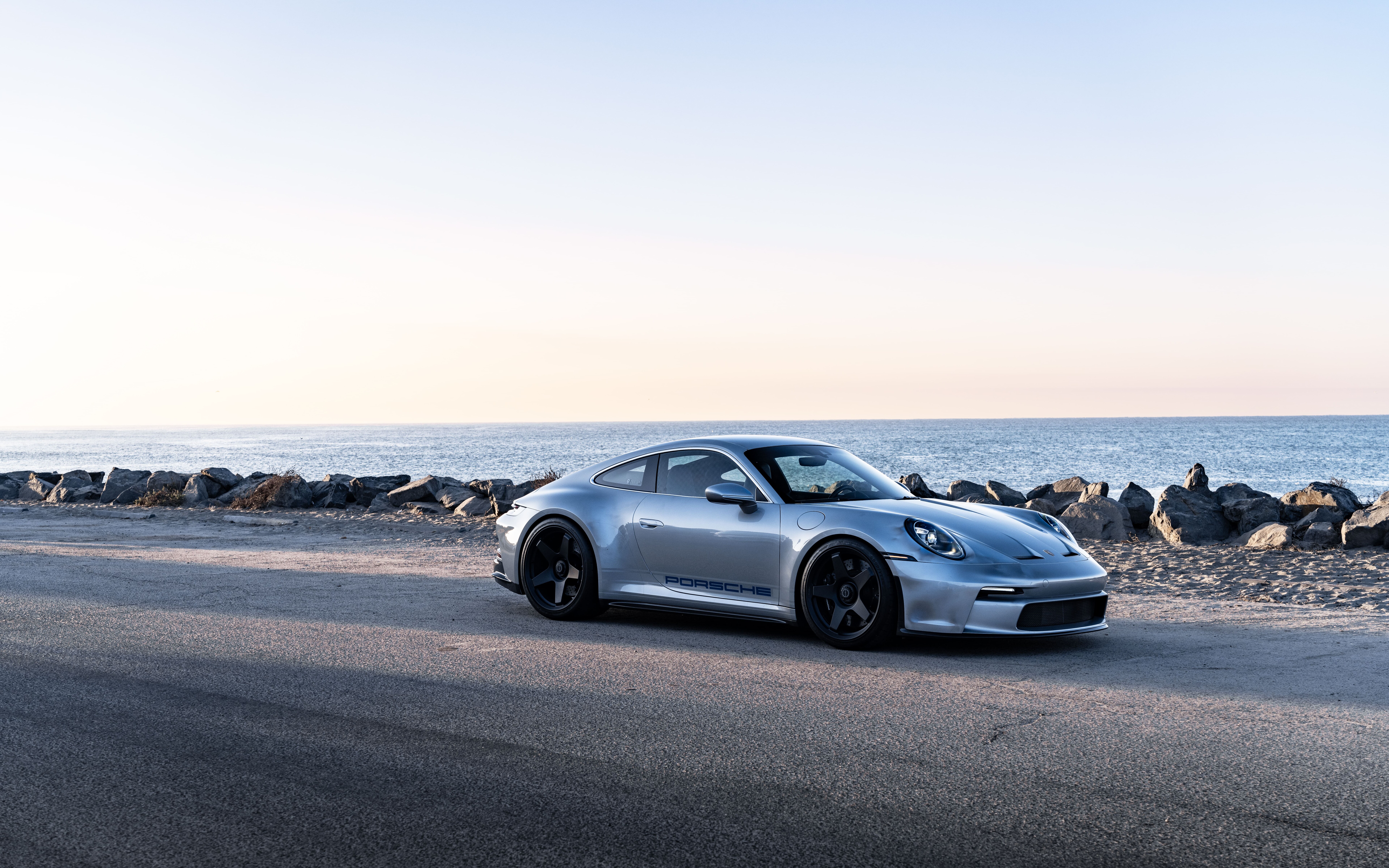 Eine hochauflösende Nahaufnahme eines Porsche GT3 RS Sportwagens.