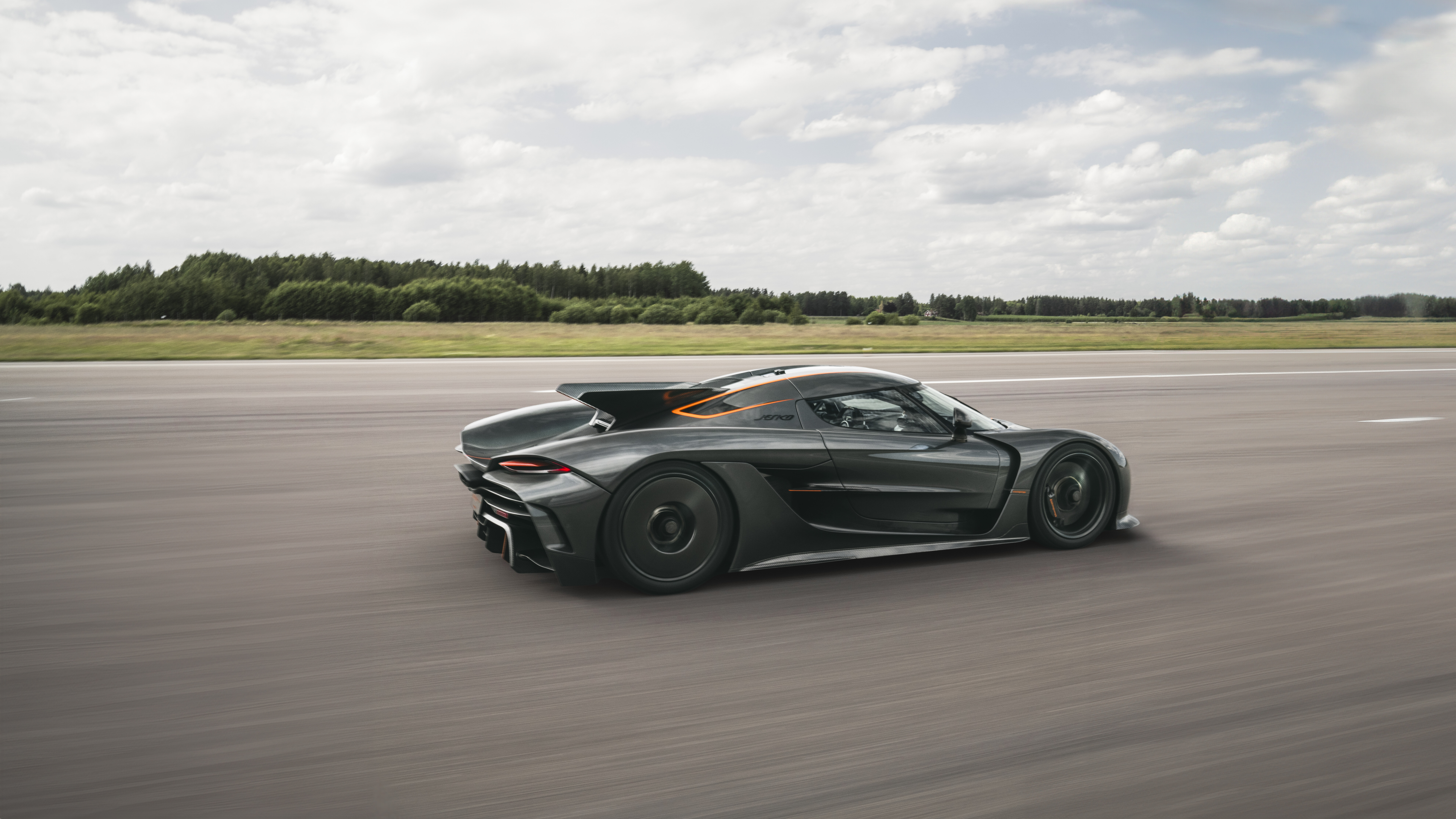 Ein hochleistungsstarker Koenigsegg Jesko Absolut Hyperwagen mit schlanker, aerodynamisch optimierter Karosserie.