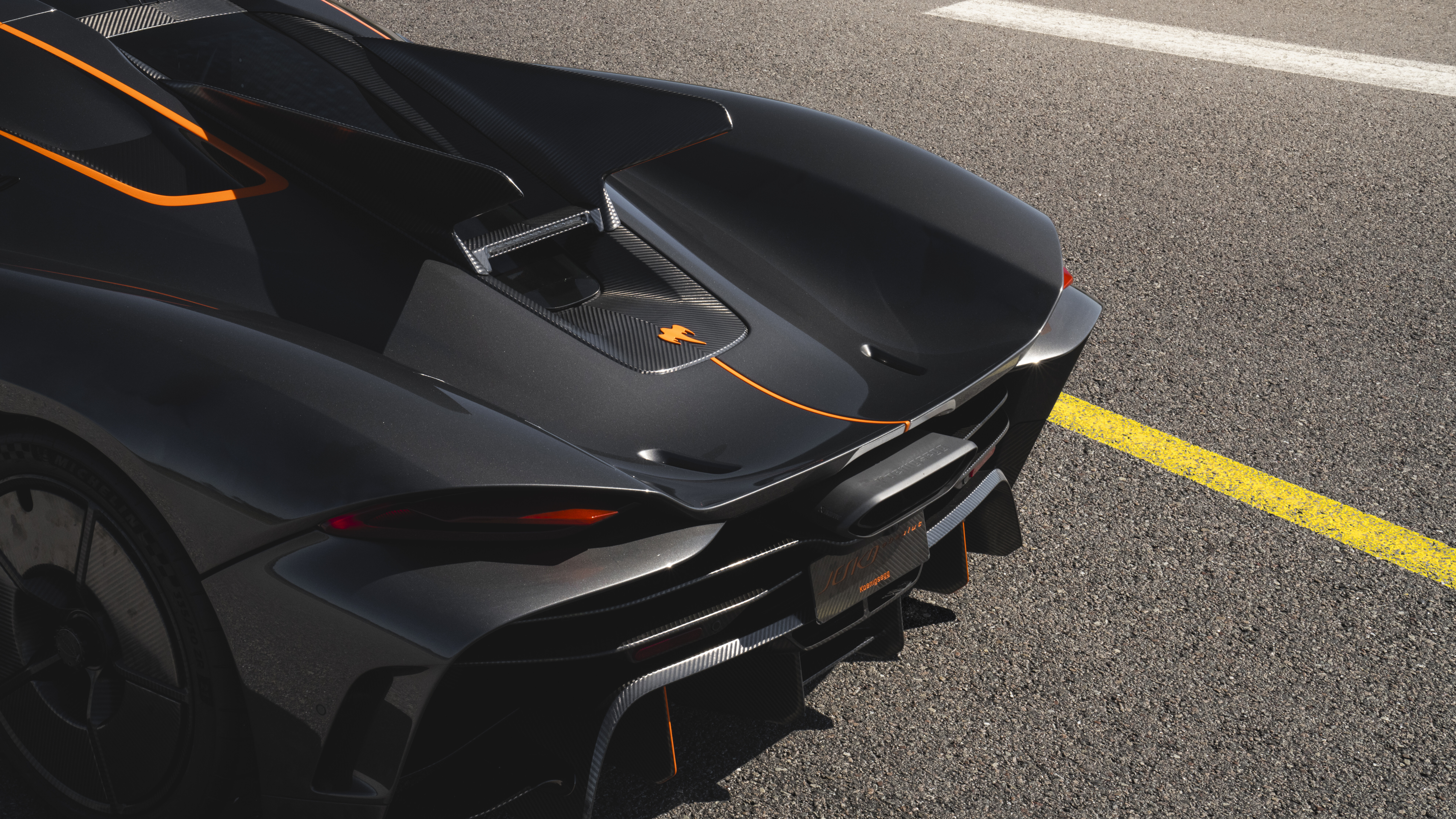 Ein elegantes und aerodynamisch geformtes Koenigsegg Jesko Absolut Hypercar in einer Umgebung, die hohe Leistung verspricht.