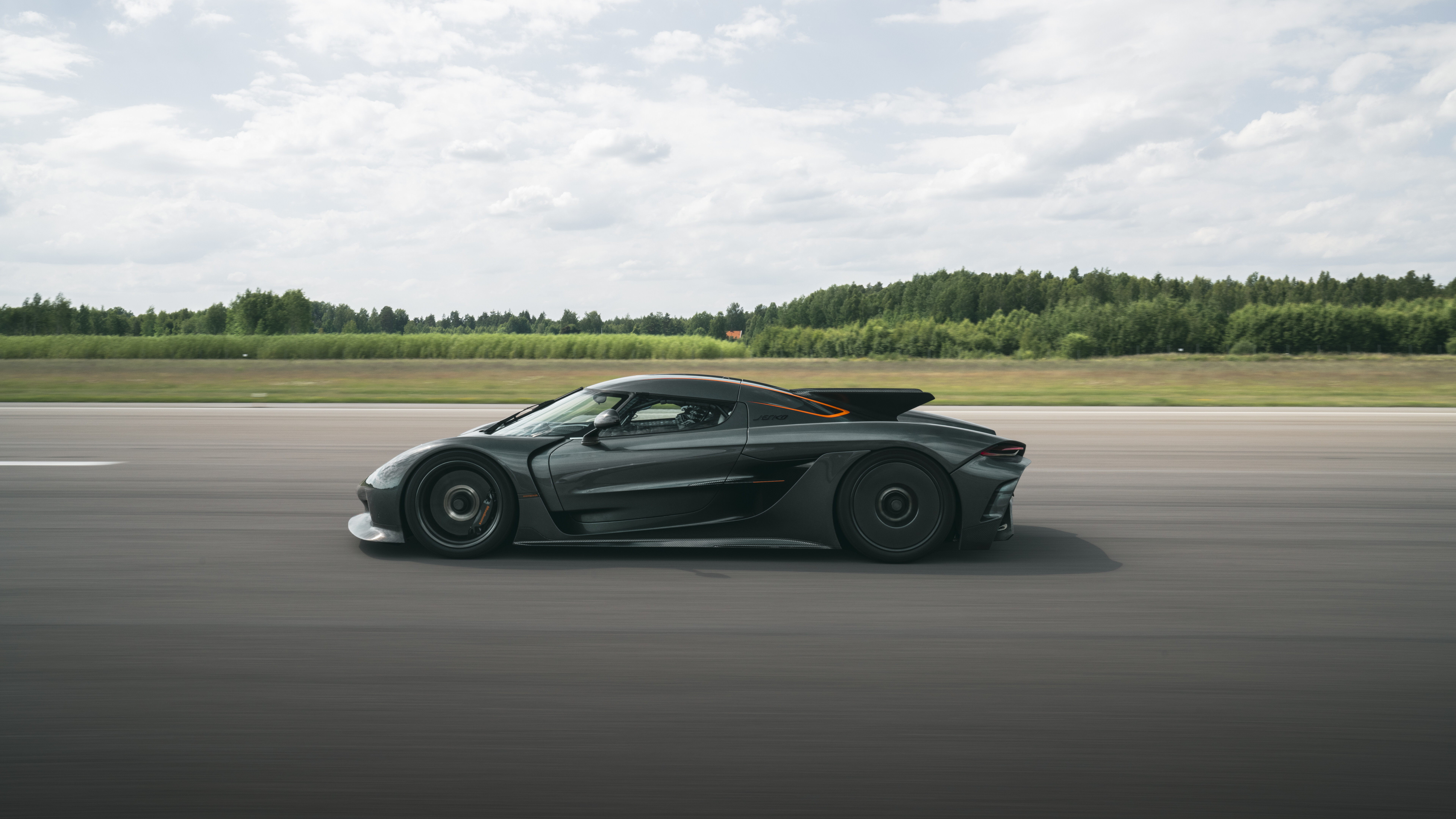Ein elegantes und aerodynamisches Hypercar, der Koenigsegg Jesko Absolut, in einer hochauflösenden Ansicht dargestellt.
