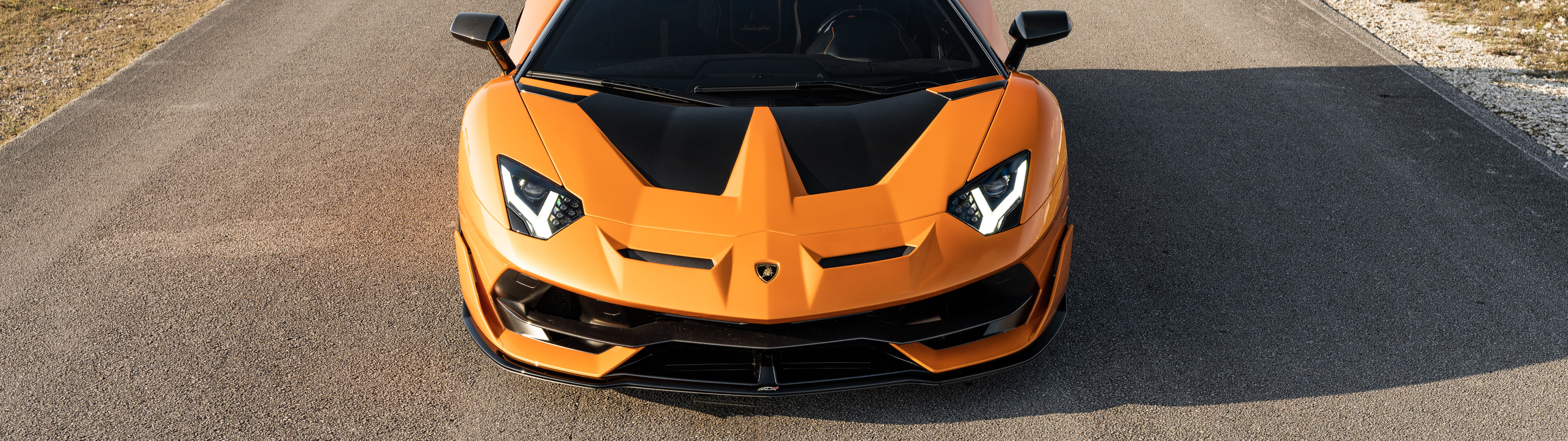 Eine Nahaufnahme eines Lamborghini Aventador SVJ, die seine elegante, aerodynamische Karosserie und die markante Silhouette dieses leistungsstarken Sportwagens zeigt.