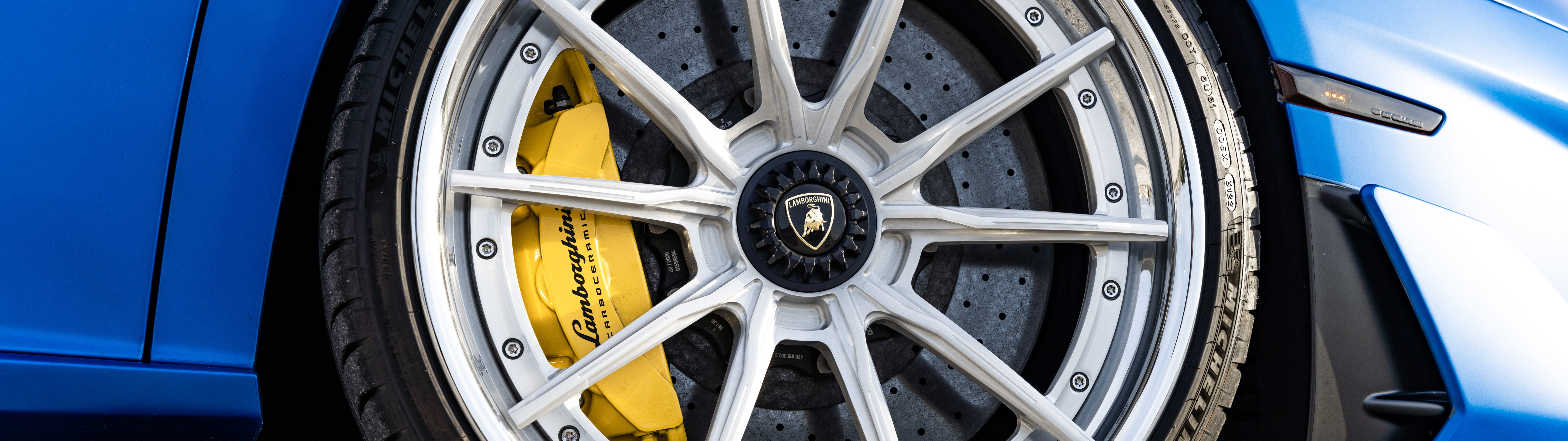 Ein leistungsstarker Lamborghini Aventador SVJ, ein Supersportwagen mit eleganten Linien und dynamischer Aerodynamik.