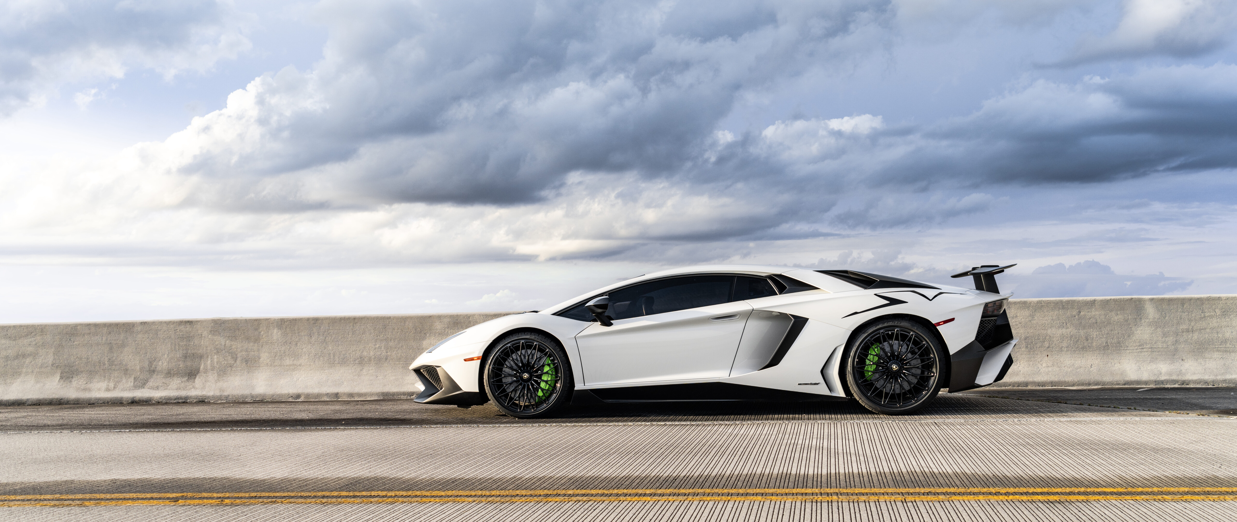 Ein elegantes und leistungsstarkes Lamborghini-Sportwagenmodell mit markanten Linien und einer hochglänzenden, aerodynamisch geformten Karosserie.