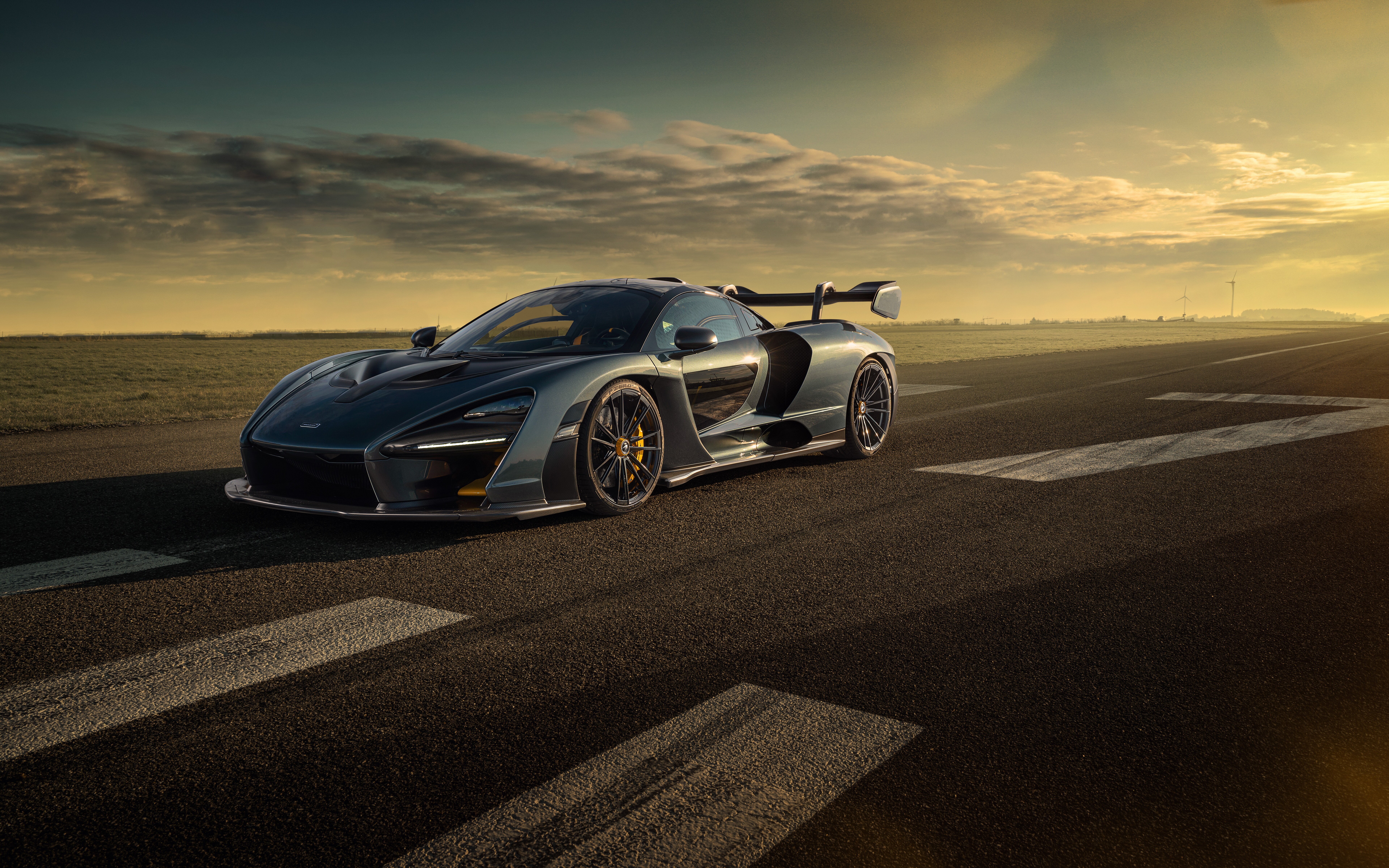 Eine detaillierte Ansicht des McLaren Senna-Supersportwagens, die seine elegante, aerodynamische Karosserie und das markante Design hervorhebt.