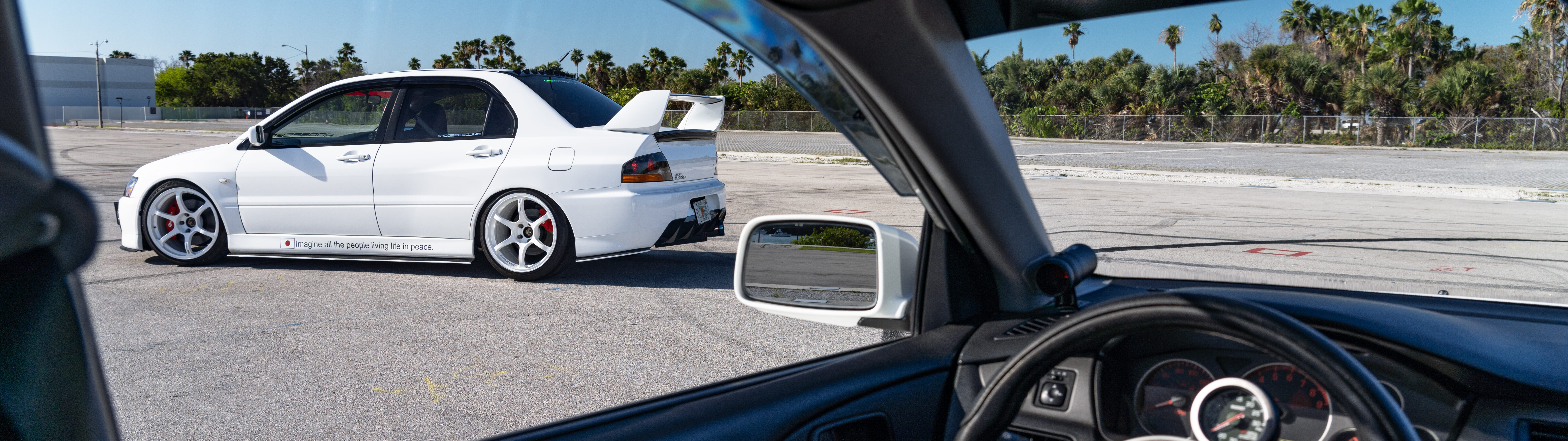 Eine detaillierte Ansicht eines Mitsubishi Lancer Evolution IX Sportwagens.