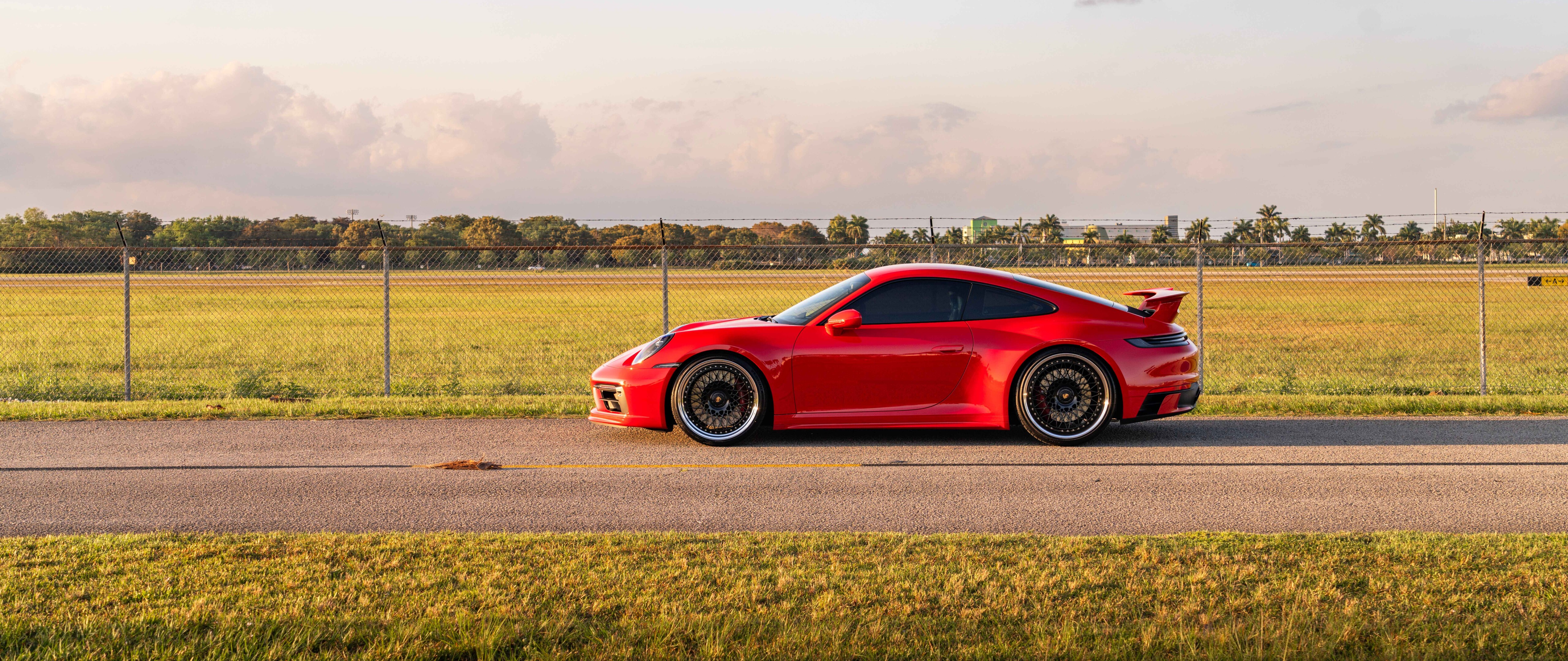 Eine detaillierte Ansicht eines eleganten und leistungsstarken Porsche 992 GTS Sportwagens, die sein modernes, aerodynamisches Design hervorhebt.