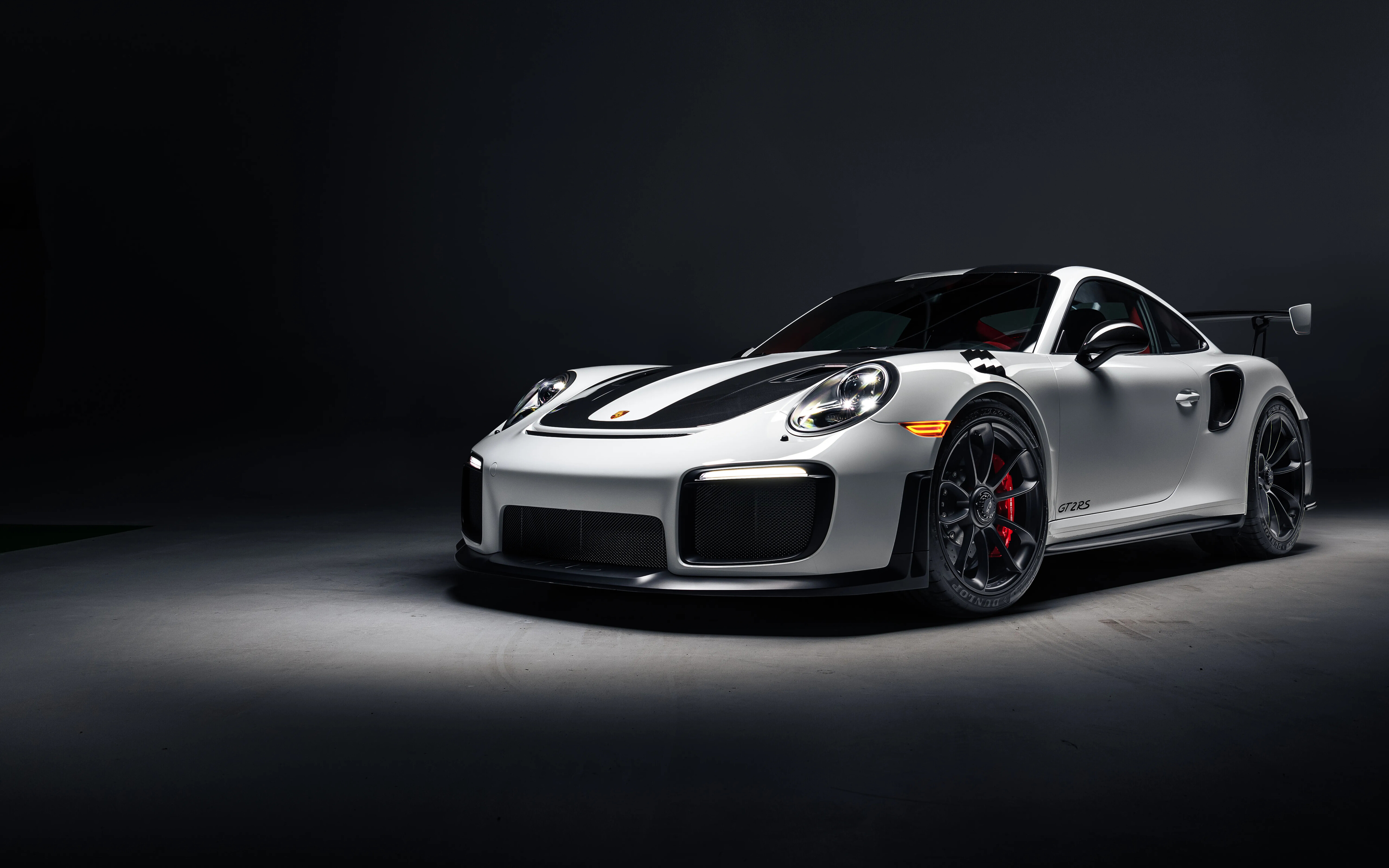 Ein leistungsstarker Porsche 911 GT2 RS Weissach, ein Sportwagen mit auffälligem, dynamischem Design.
