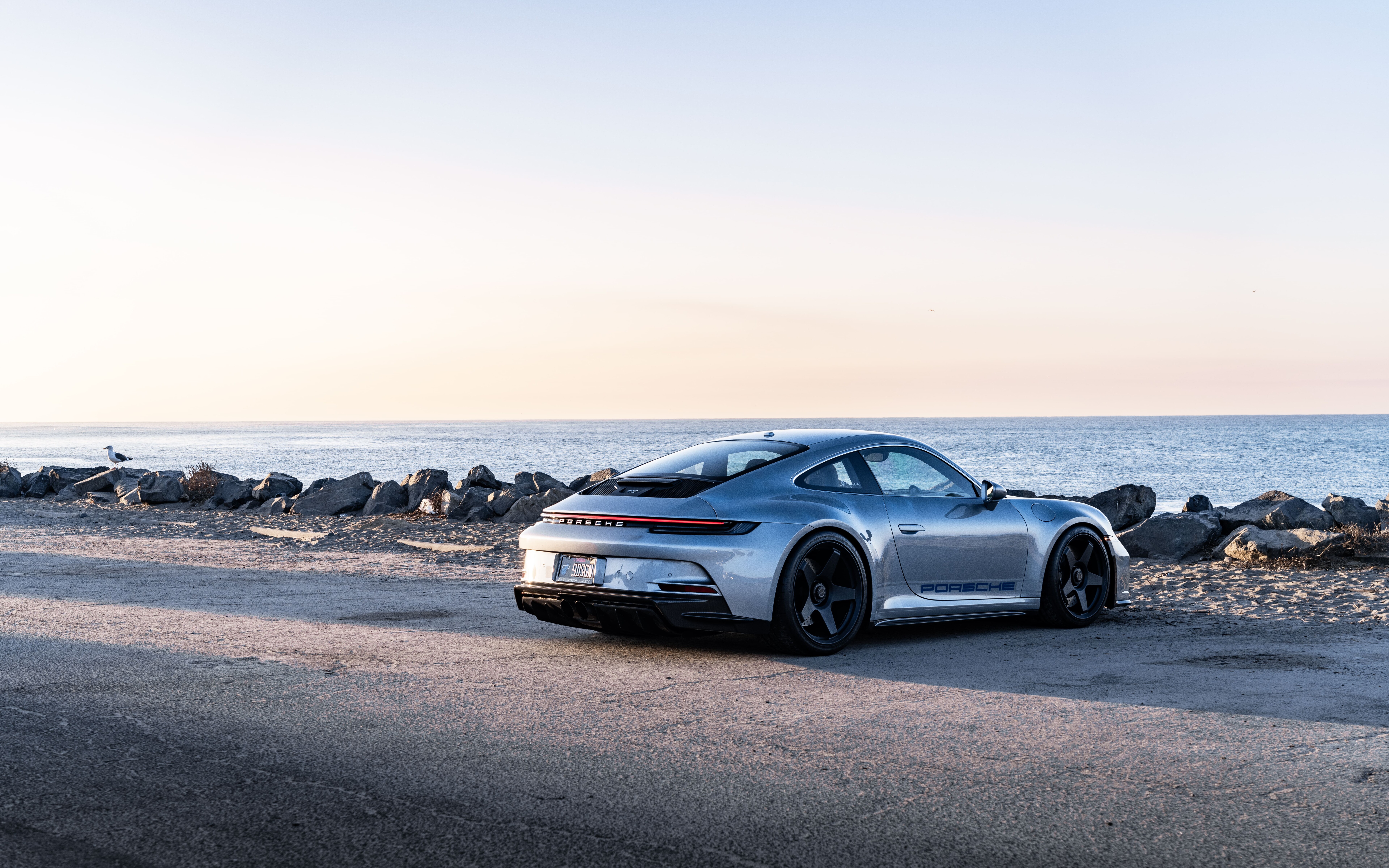 Ein hochleistungsstarker Porsche GT3 RS Sportwagen mit aerodynamischem Design.