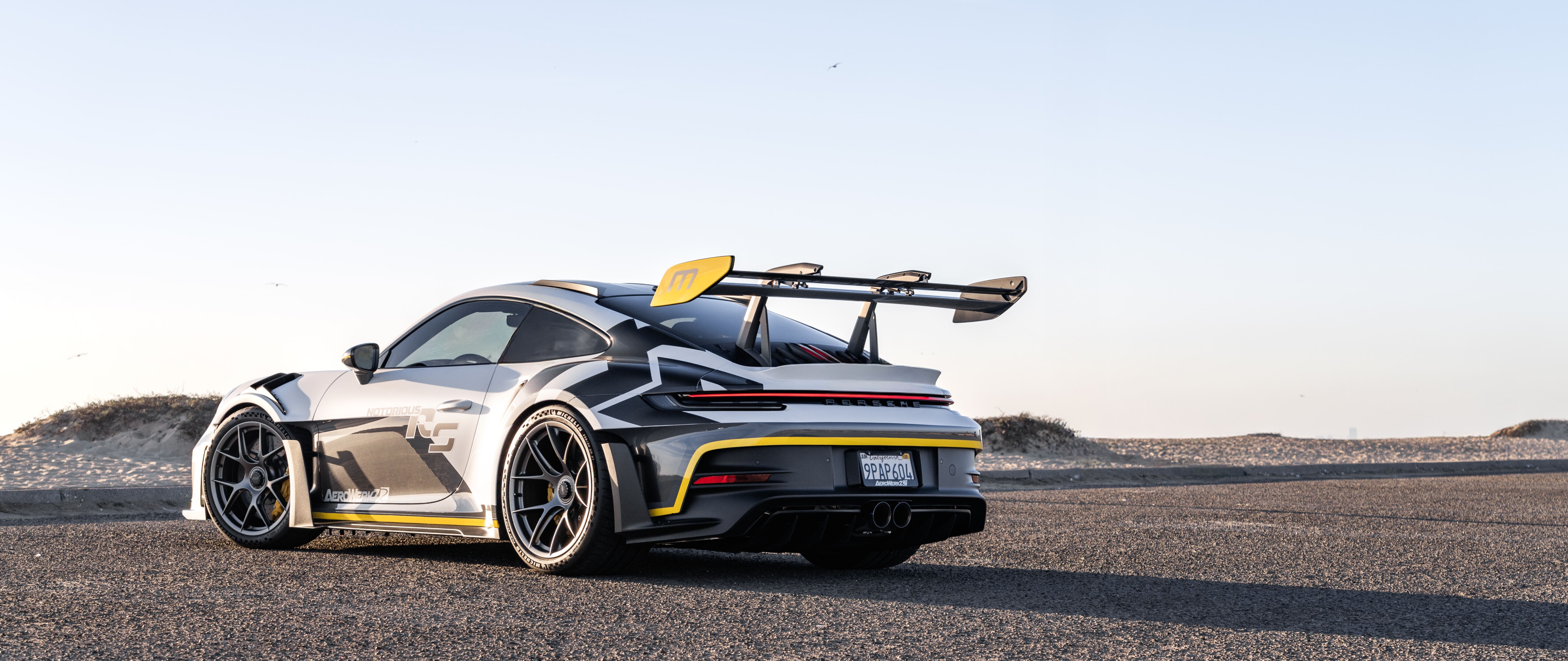 Ein elegantes und leistungsstarkes Porsche GT3 RS Sportwagenmodell mit hochmodernen aerodynamischen Elementen.