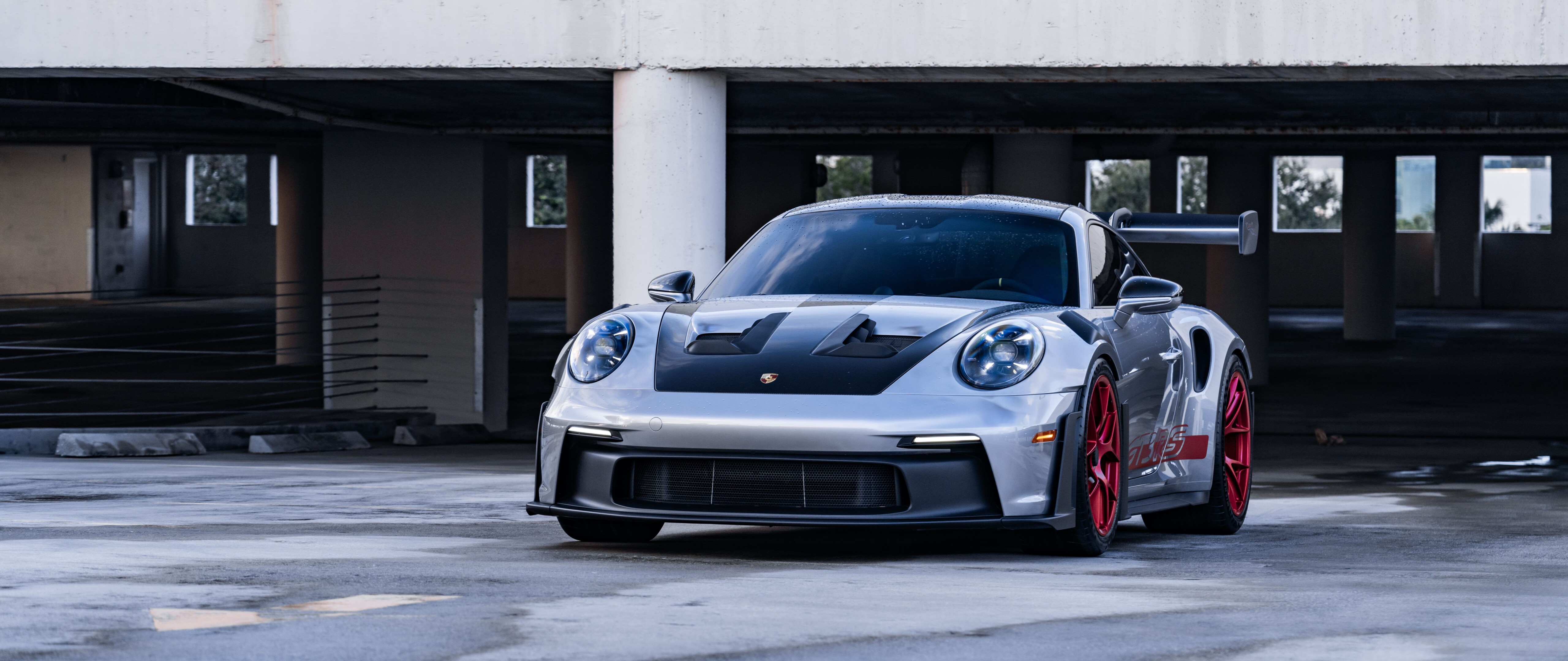 Ein elegantes und leistungsstarkes Porsche GT3 RS, das seine aerodynamischen Konturen und das charakteristische Design zur Geltung bringt.