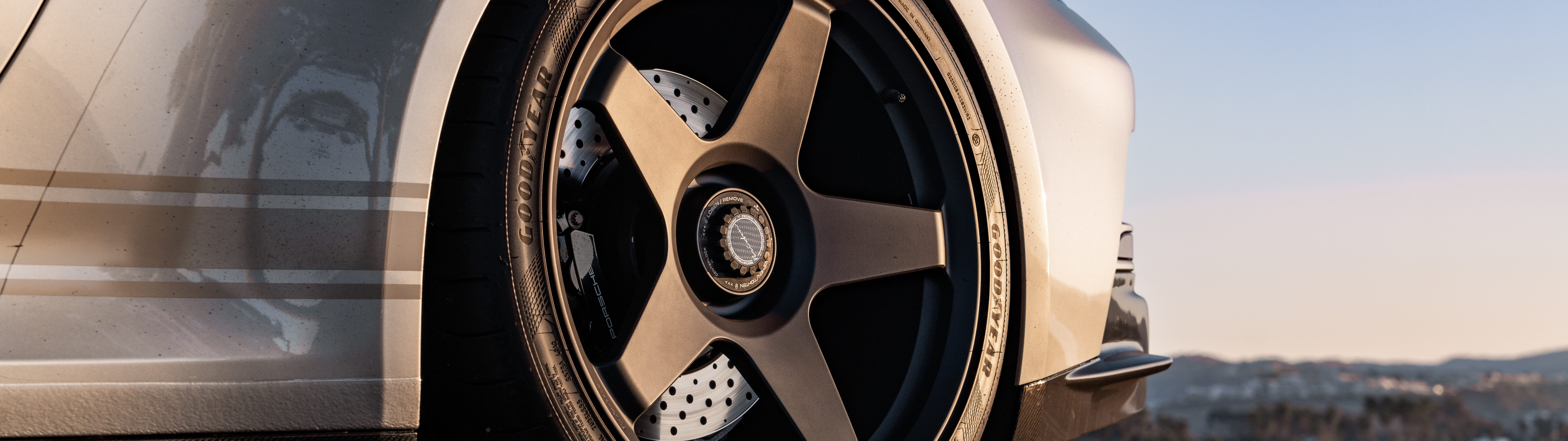 Ein hochleistungsstarker Porsche GT3 RS Sportwagen mit auffälligem, dynamischem Aerodesign.