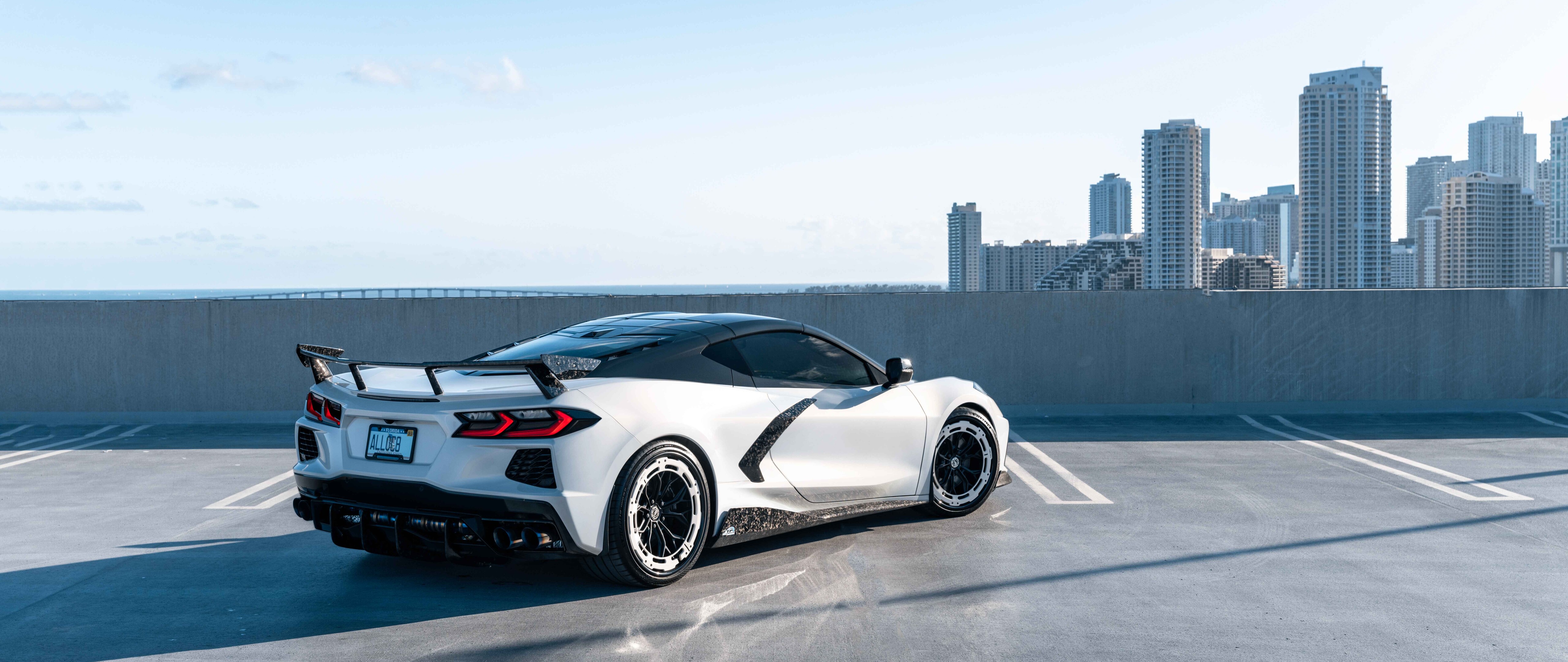 Eine detaillierte Ansicht eines Chevrolet Corvette C8 Sportwagens, die seine aerodynamische Karosserie und das moderne Design hervorhebt.