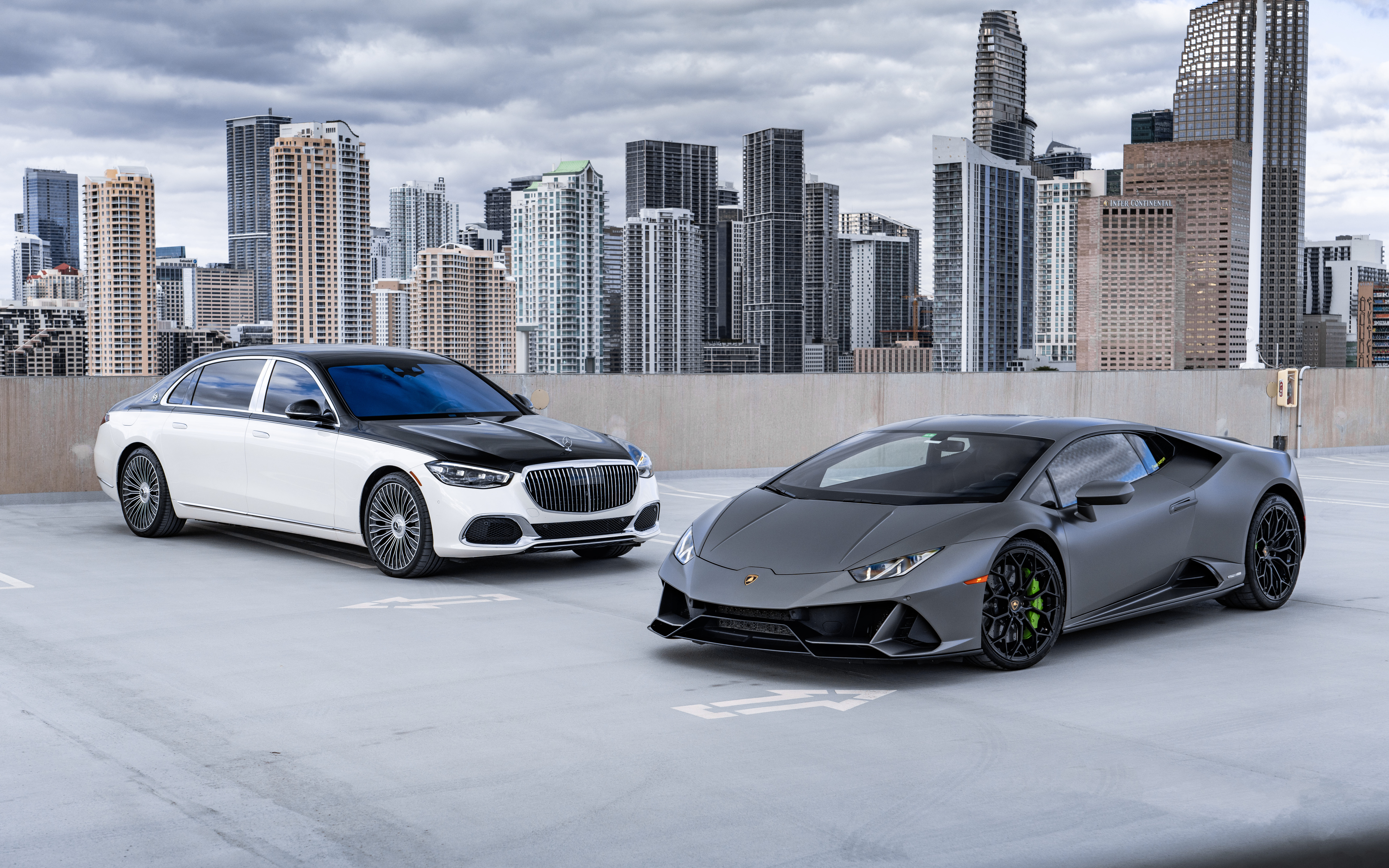 Eine detaillierte Ansicht eines luxuriösen Lamborghini Huracan-Sportwagens, die dessen aerodynamische Karosserie und das elegante Design hervorhebt.