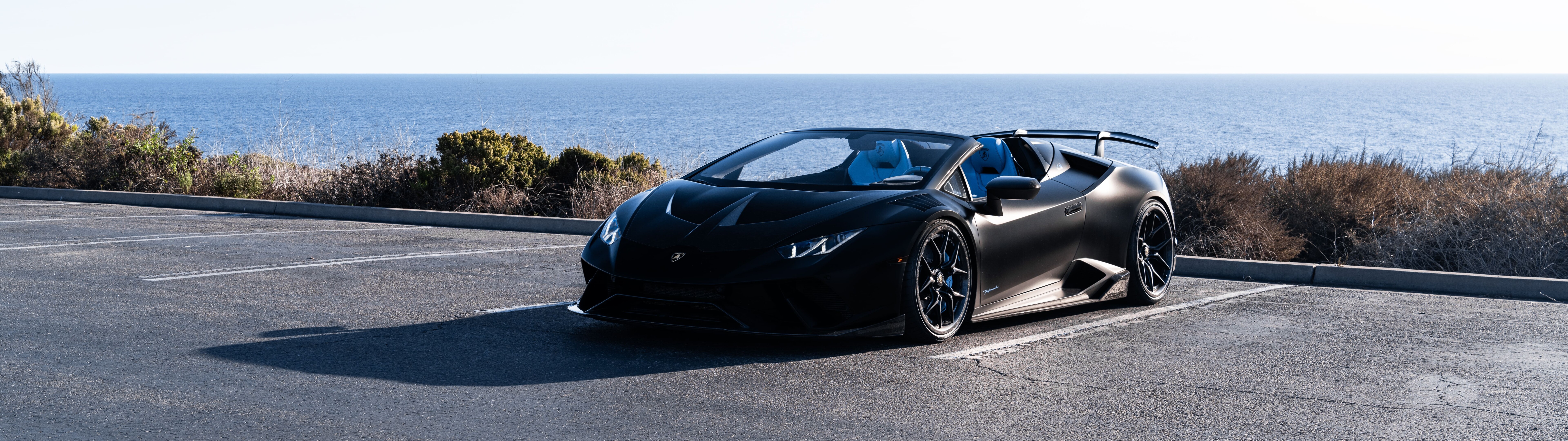 Ein hochleistungsstarker Lamborghini Huracán, ein Supersportwagen, der in einer dynamischen Pose festgehalten wurde.